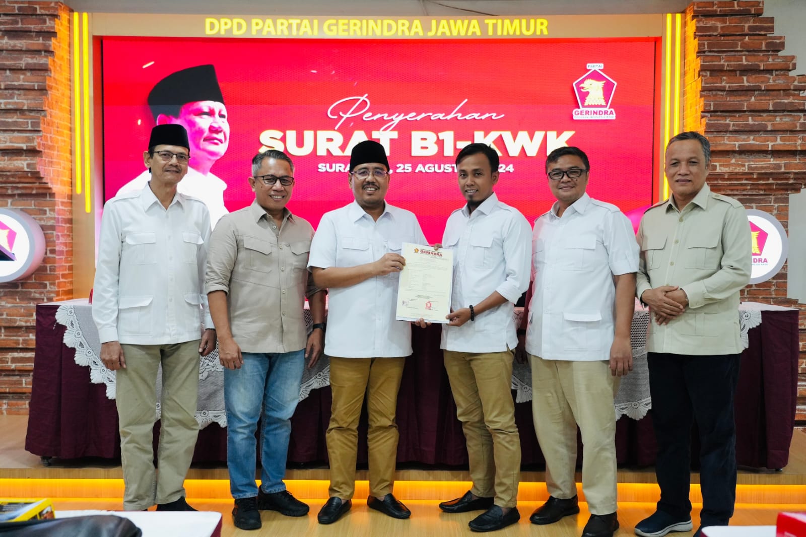 Penyerahan SK DPC Partai Gerindra oleh Ketua DPD Partai Gerindra kepada Kusriyanto.