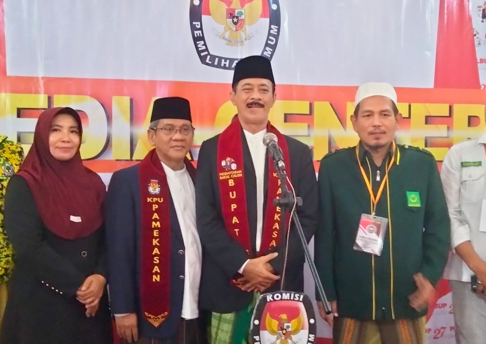 Paslon Tauhid saat konferensi pers