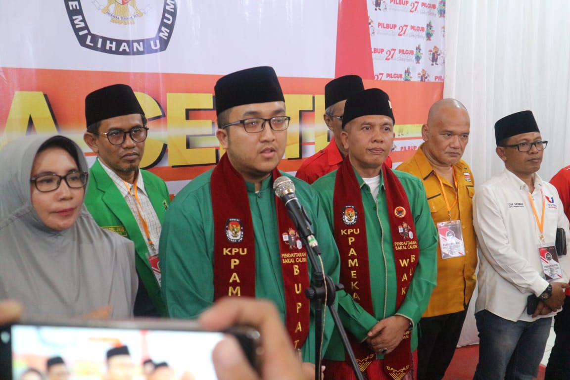 Paslon Berbakti saat konferensi pers di KPU Pamekasan 