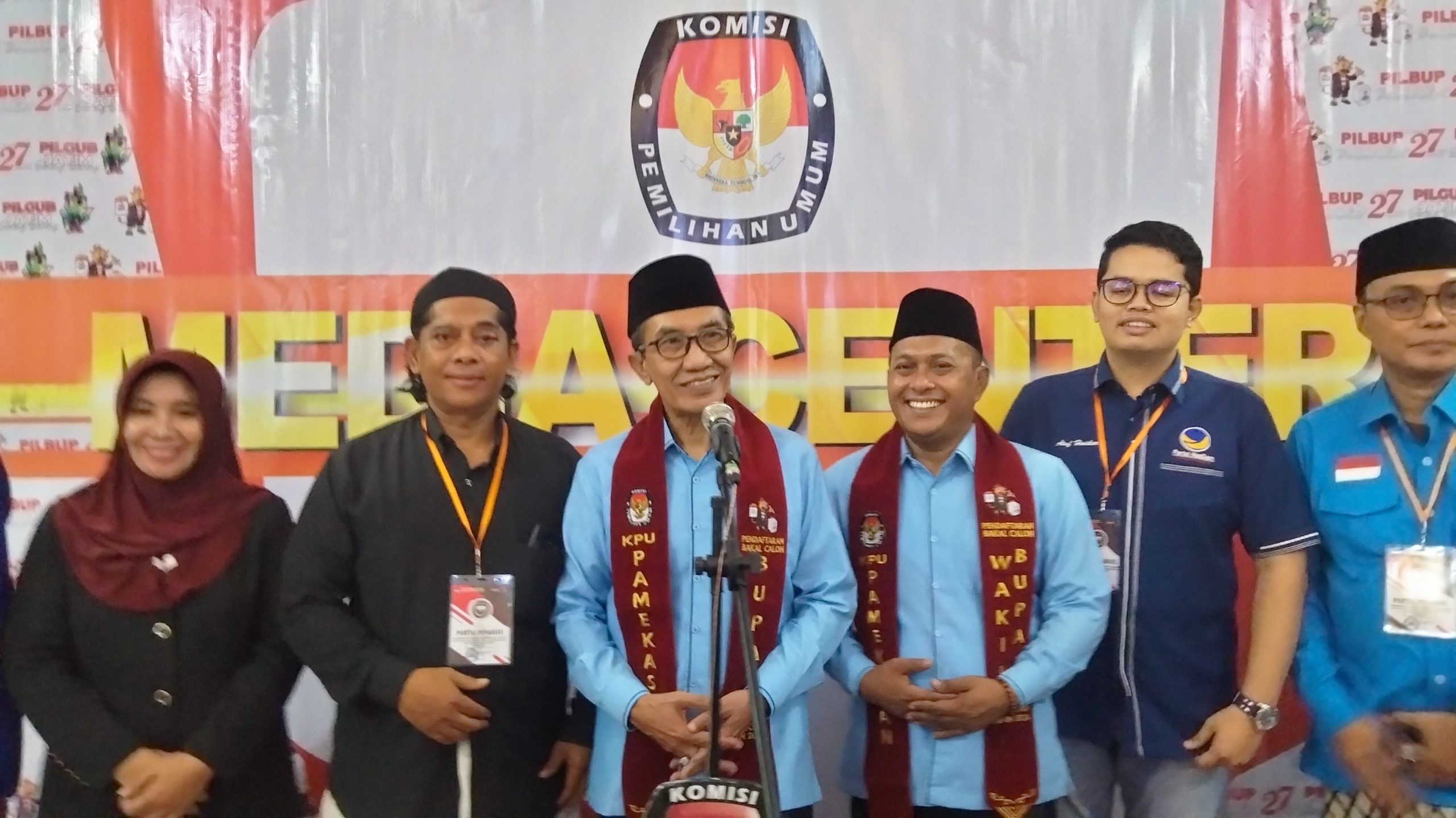 Pasangan Karisma saat konferensi pers usai mendaftar ke KPU Pamekasan 