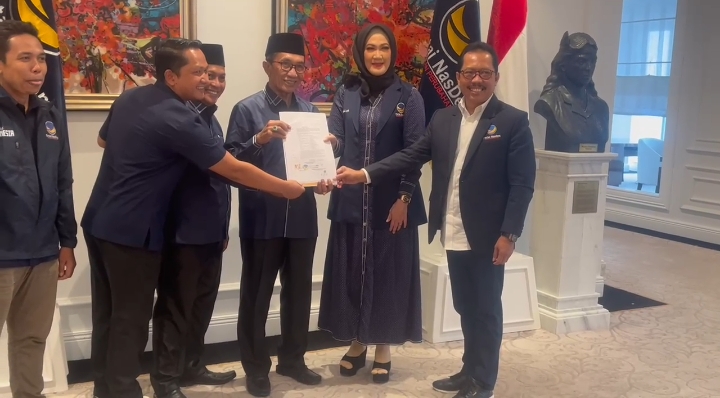 Penyerahan rekomendasi B1-KWK Partai NasDem kepada Kiai Kholil-Sukri 