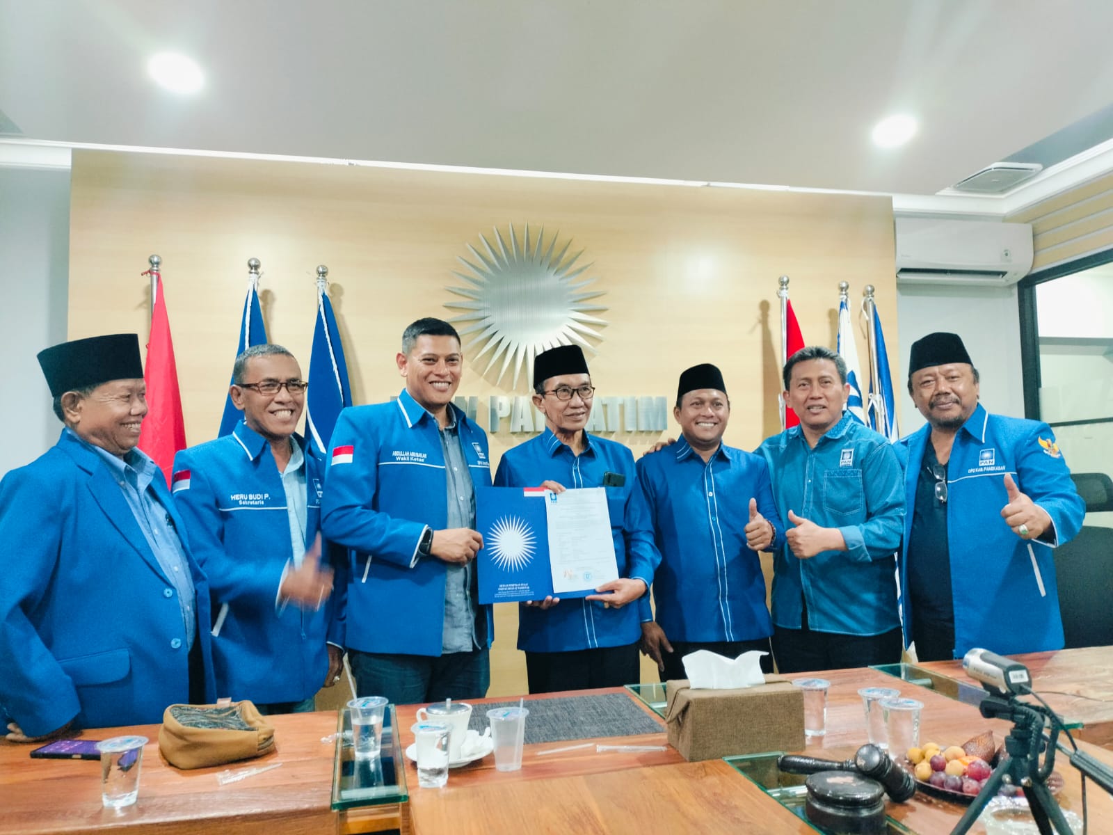 Ket Foto: DPW PAN Jatim serahkan rekom B1-KWK kepada pasangan Kiai Kholil-Sukri di rumah PAN Jatim, Jalan Darmokali, Surabaya.