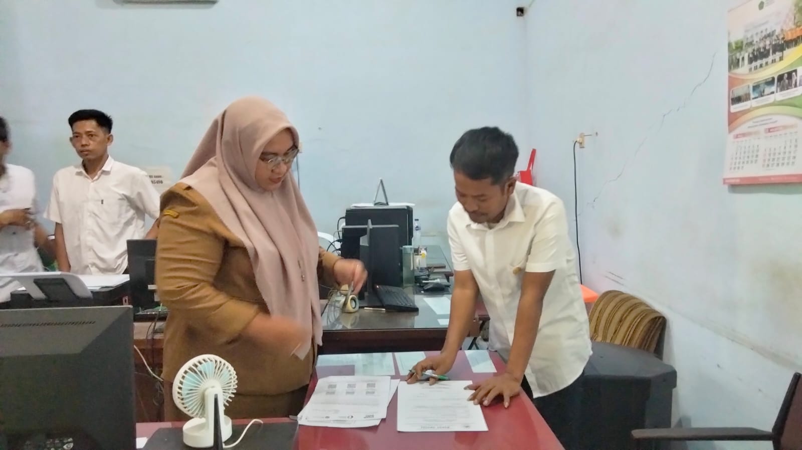 Anggota DPRD Pamekasan Tabri S Munir saat mendatangi Kantor Dinsos Pamekasan.