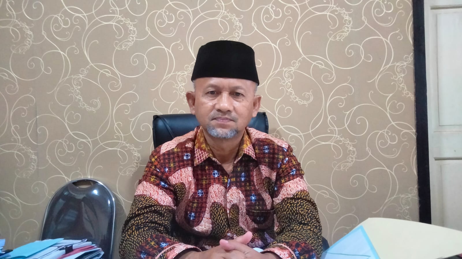 Ketua Sementara DPRD Pamekasan Halili, saat diwawancarai di ruang kerjanya.