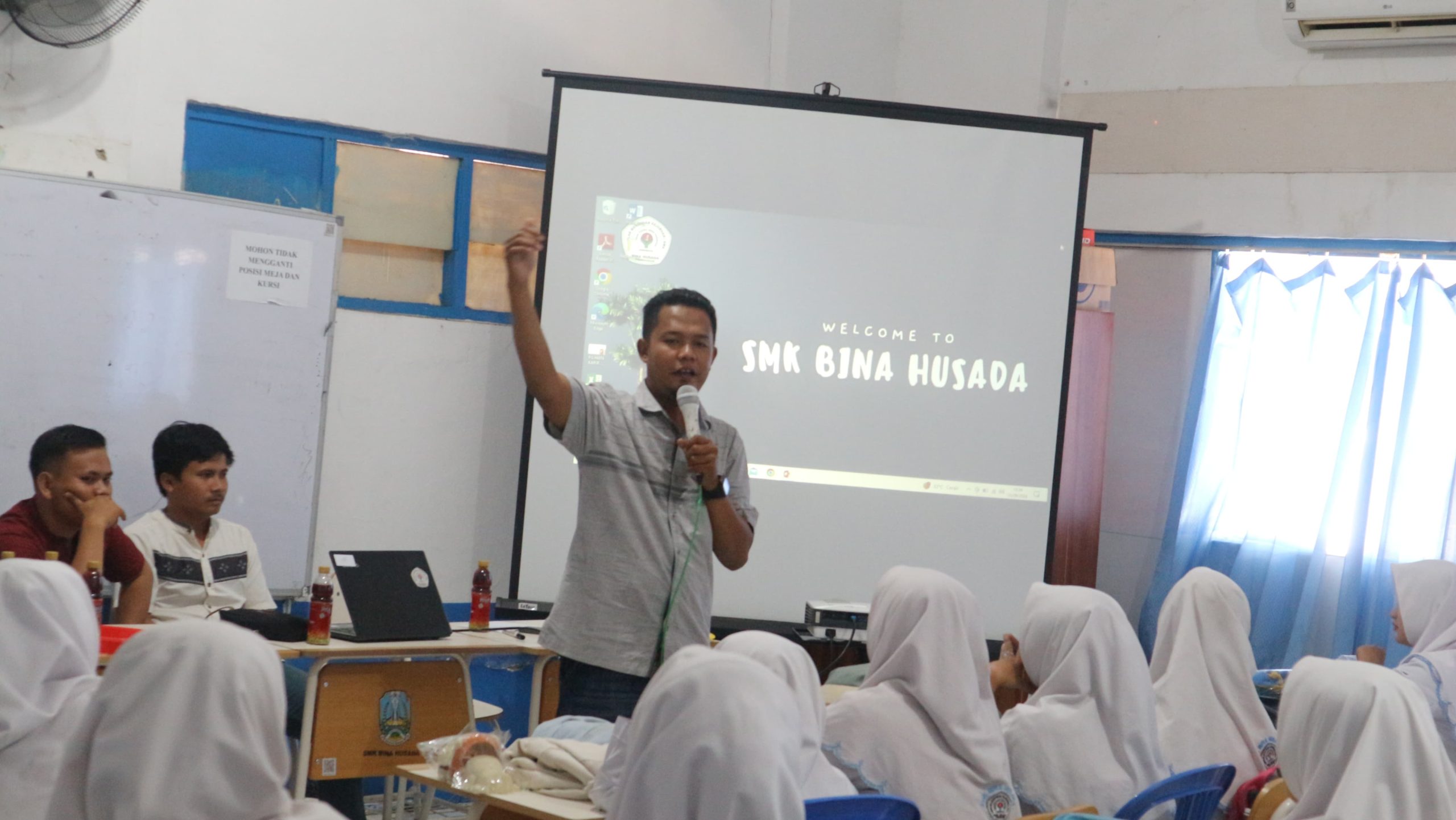 Ketua Jurnalis Center Pamekasan, Achmad Jadid saat memberikan pengantar di acara pelatihan Literasi Jurnalistik dan Digital di SMK Bina Husada Pamekasan.