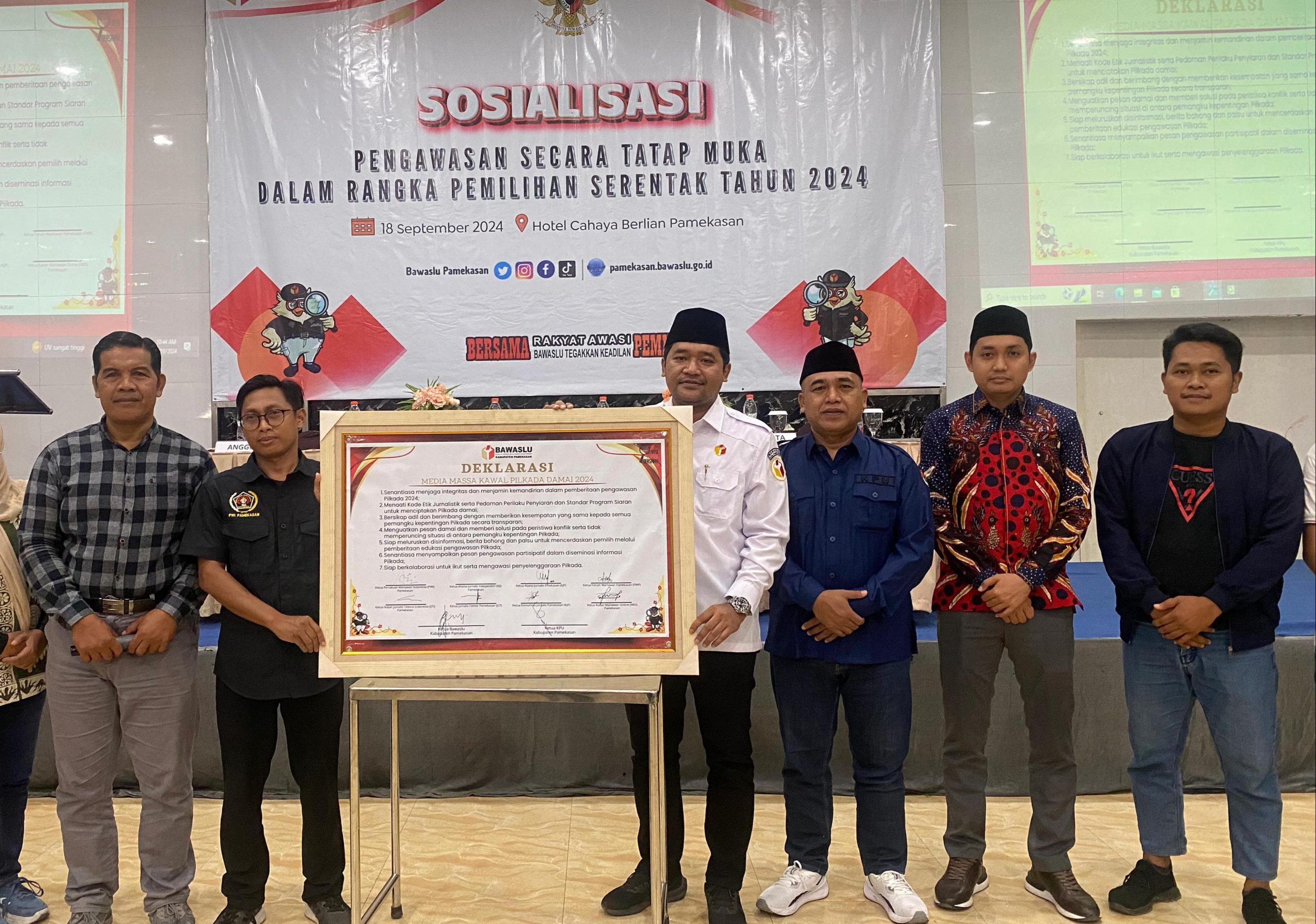 Bawaslu dan KPU Pamekasan bersama Pers melakukan Deklarasi Media massa kawal pilkada damai 2024. 