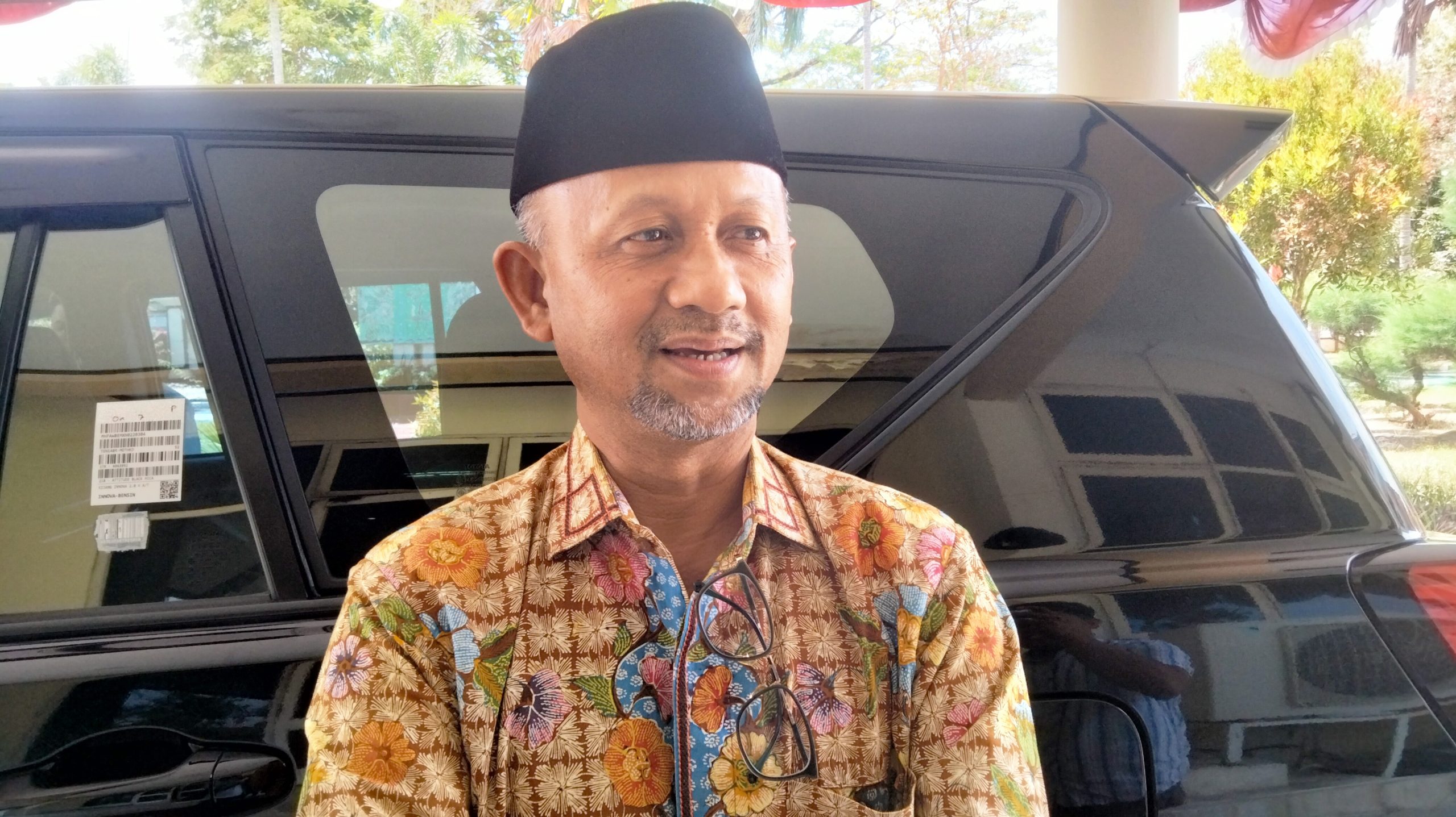 Ketua Sementara DPRD Pamekasan, Halili, saat diwawancarai di Gedung DPRD Pamekasan.