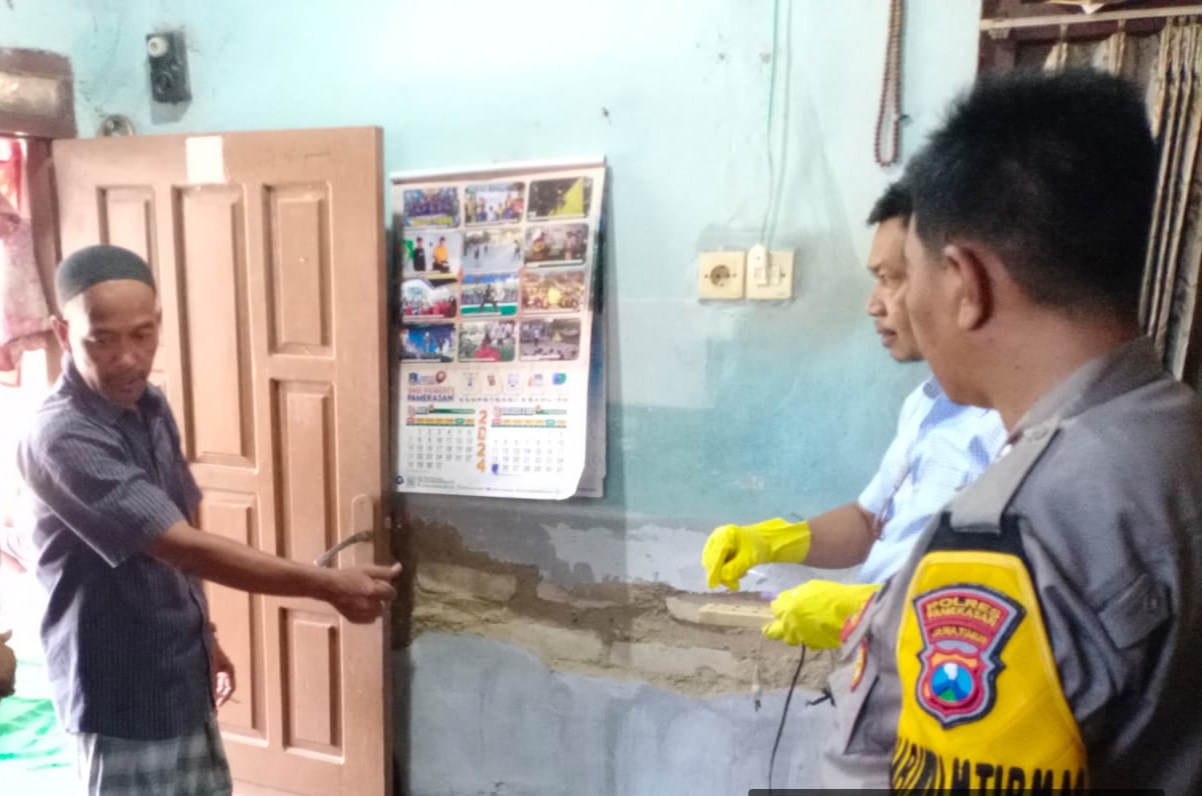 Personel Kepolisian tengah melakukan olah TKP di rumah Fatihah Fatjriah (19), Mahasiswi UIM.