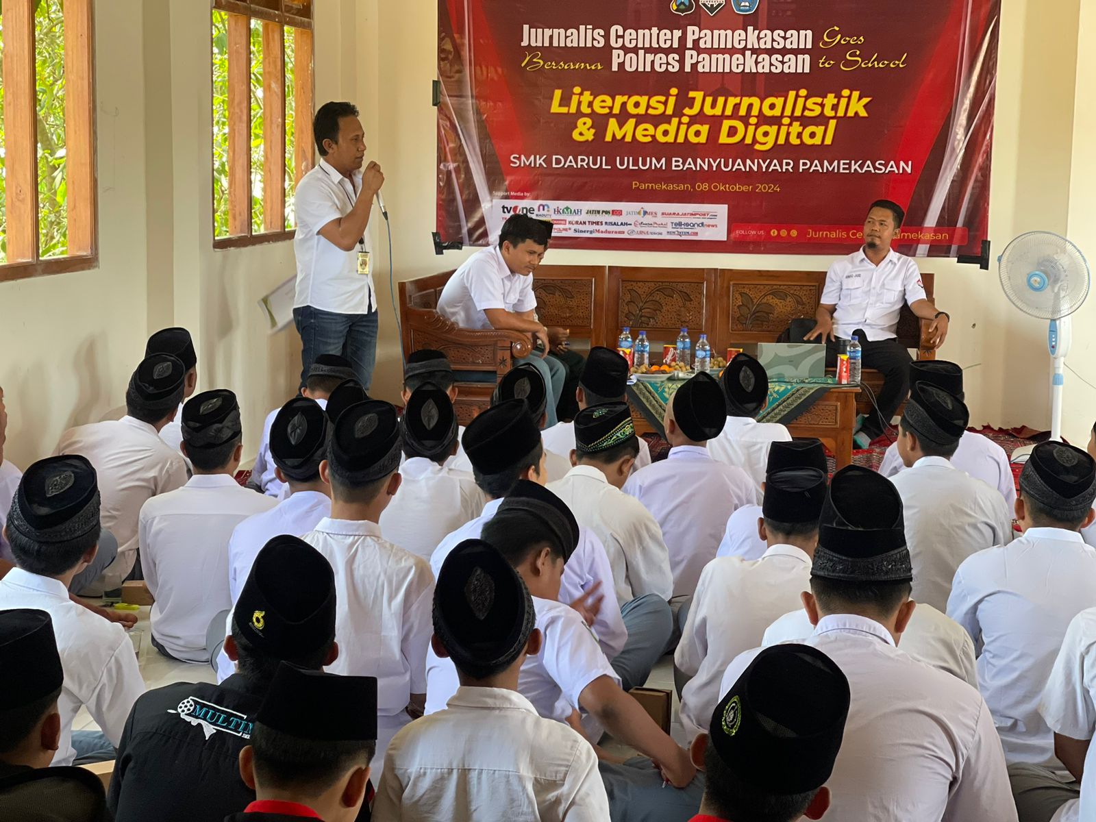 Kanit III Tipidter Satreskrim Polres Pamekasan, Ipda Darmiaji saat menyampaikan materi tentang cyber crime kepada siswa SMK Darul Ulum Banyuanyar.