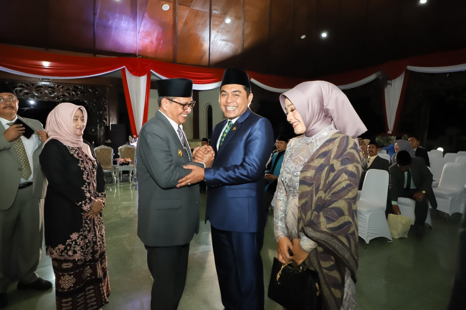 Ket Foto: Ketua DPRD Pamekasan Ali Masykur berjabat tangan dengan Pj Bupati Pamekasan, Masrukin.