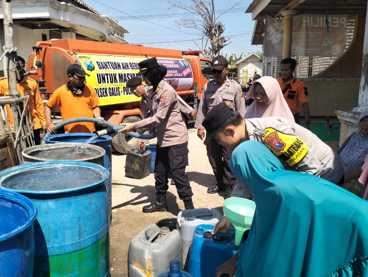 Ket Foto: Kapolsek Galis Pamekasan, AKP Nining Dyah menyalurkan bantuan air bersih kepada warga.