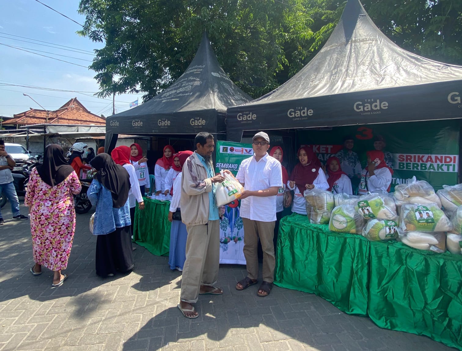 Ket Foto: Calon Bupati Pamekasan nomor urut 03, Muhammad Baqir Aminatullah saat menghadiri acara Pasar Murah.