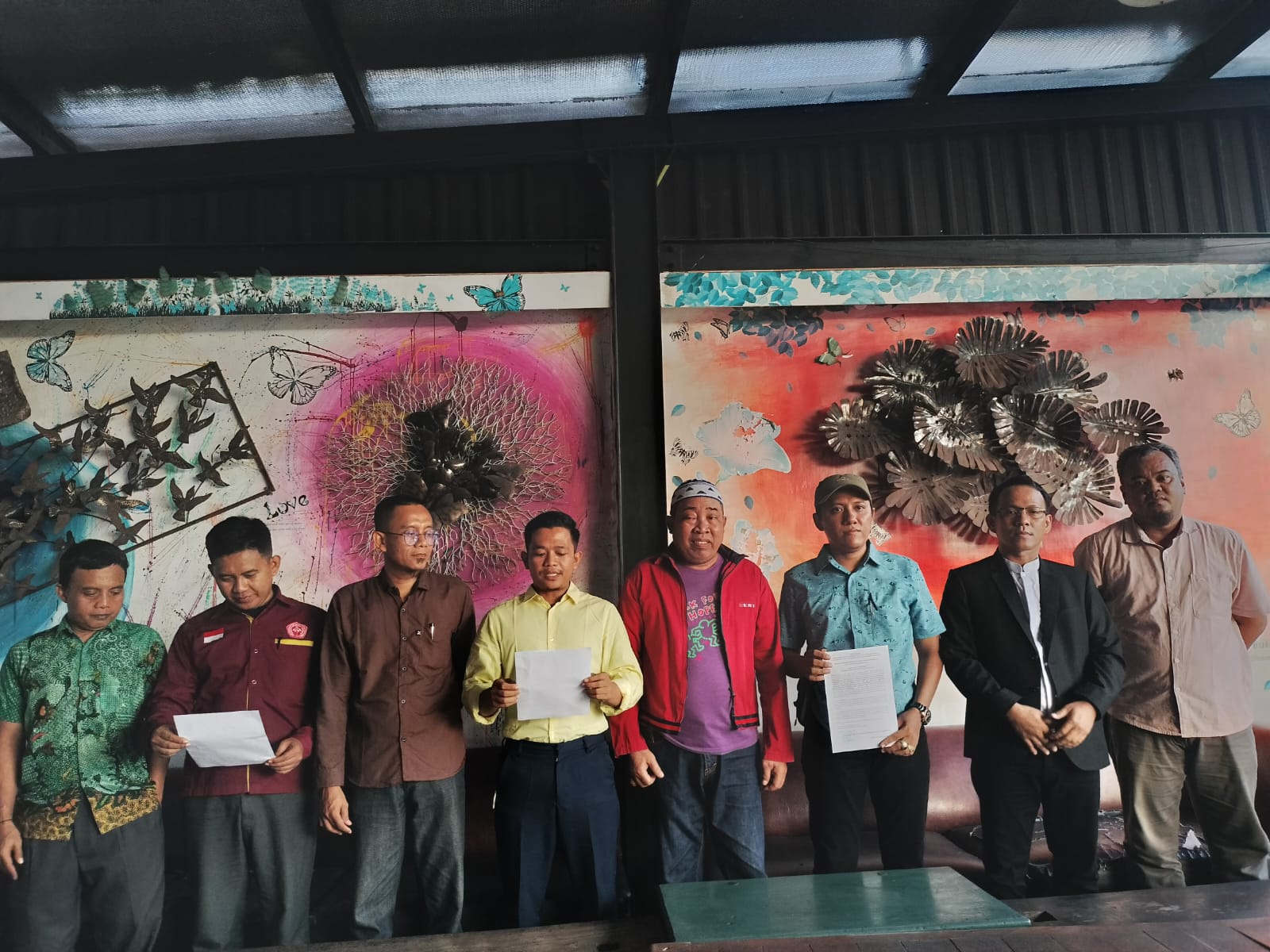 LPBH NU dan LBH Muhammadiyah Pamekasan saat membacakan pernyataan sikap.