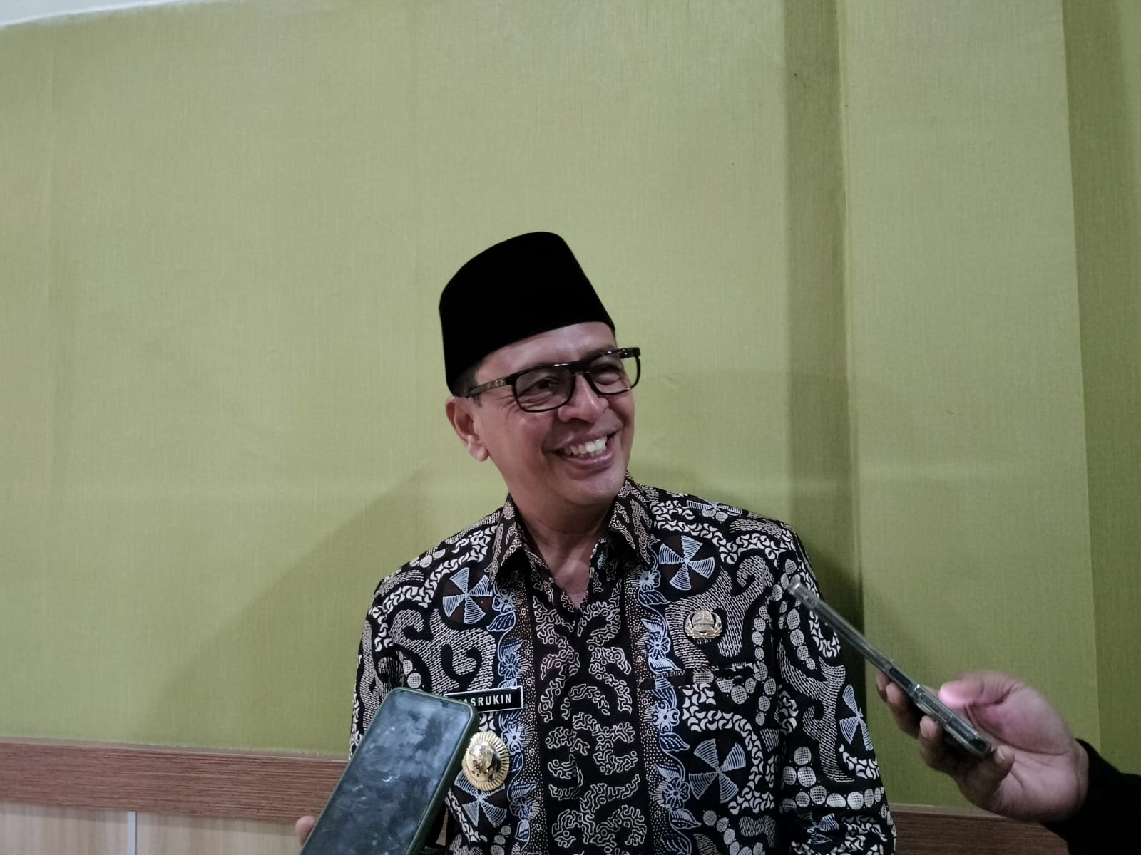 Ket Foto: Pj Bupati Pamekasan, Masrukin saat diwawancarai di Gedung DPRD Kabupaten Pamekasan.
