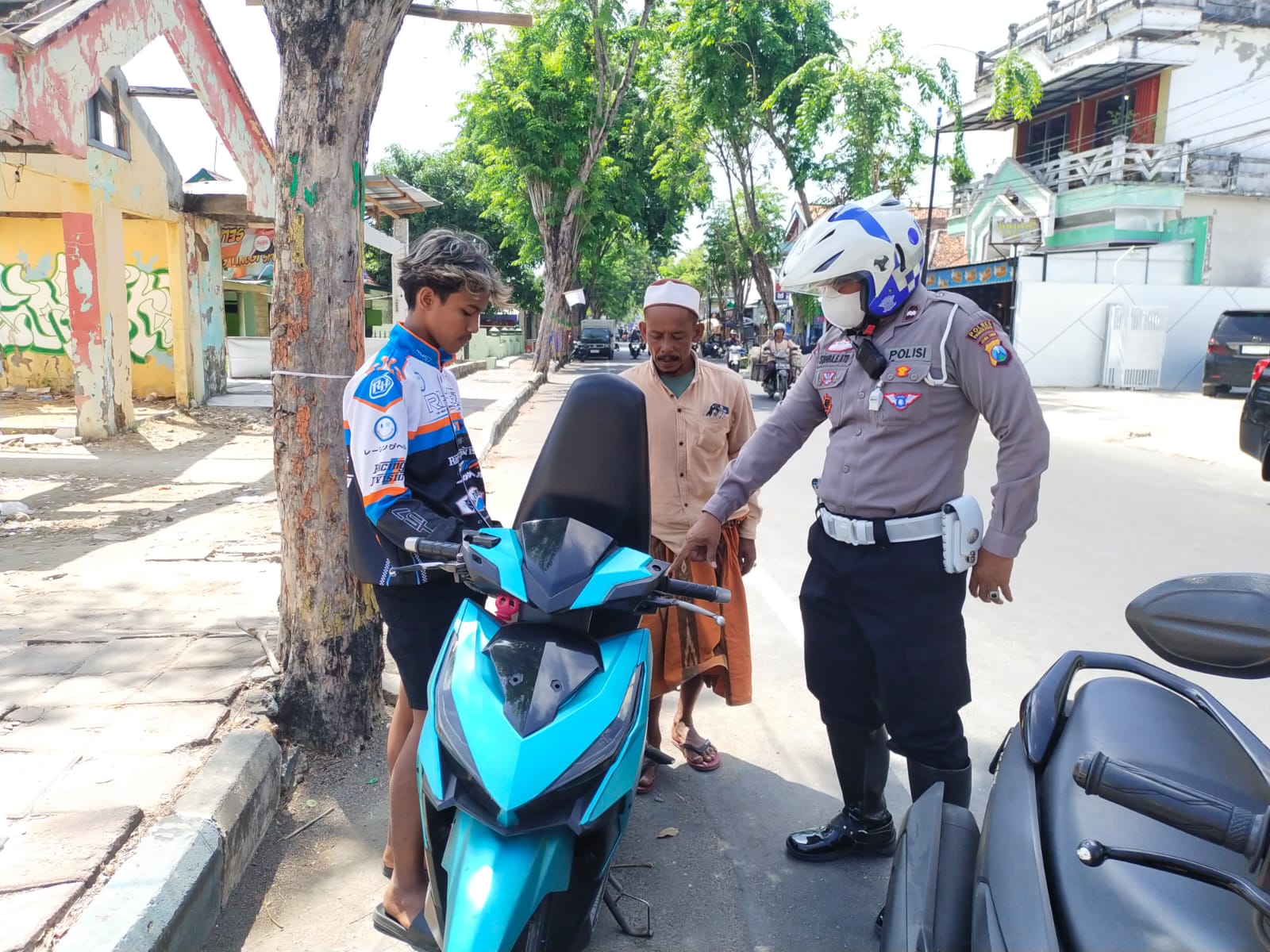Personil Satlantas Polres Pamekasan saat melakukan penindakan kepada pengendara roda 2 yang tidak memakai helm.