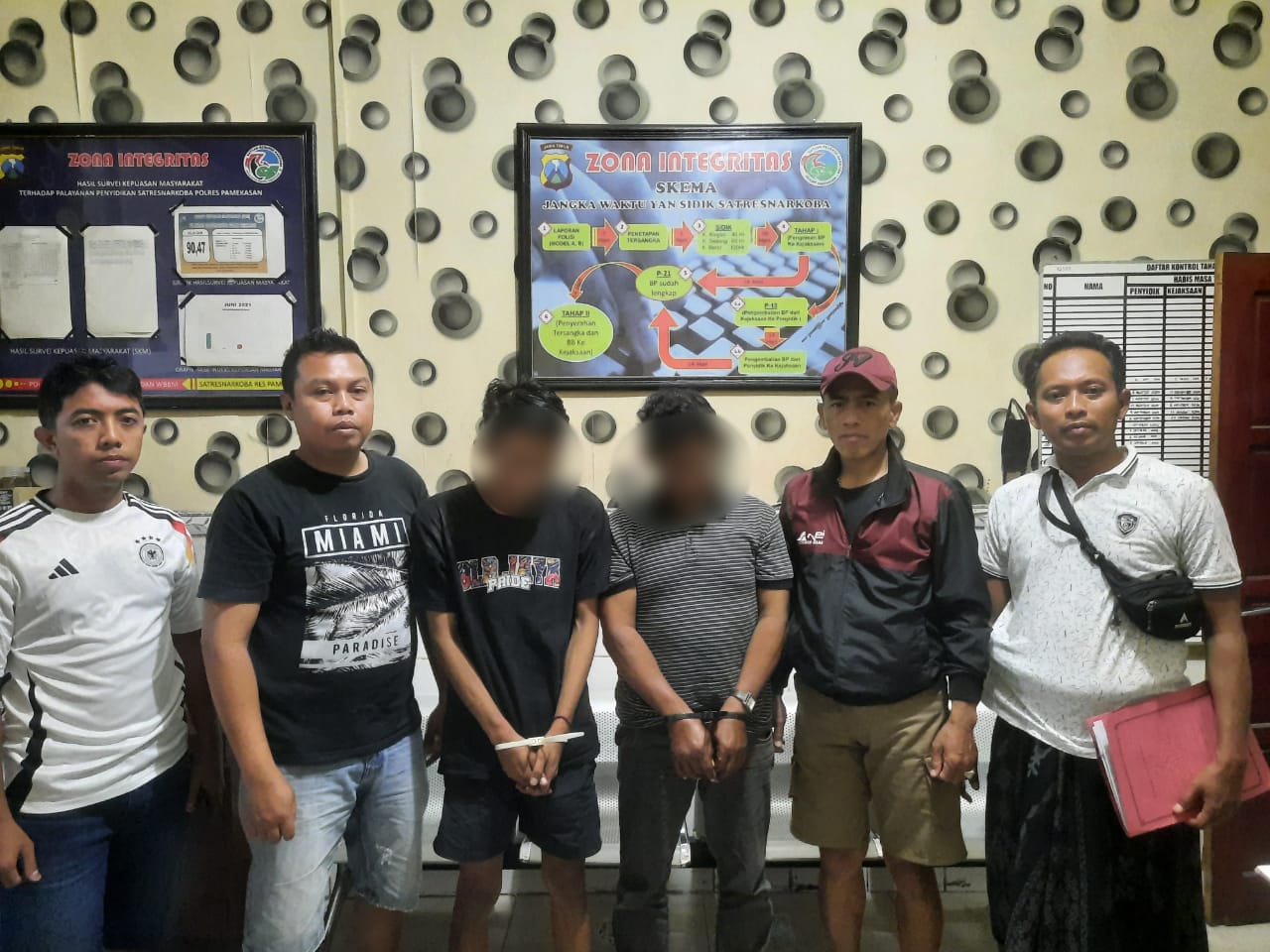 Ket Foto: Dua Tersangka Penyalahgunaan Narkoba Saat Diamankan Polisi.