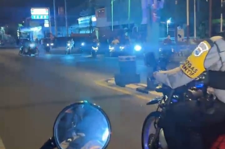 Ket Foto: Para muda mudi terlihat lari terbirit-birit usai mengetahui patroli kepolisian.