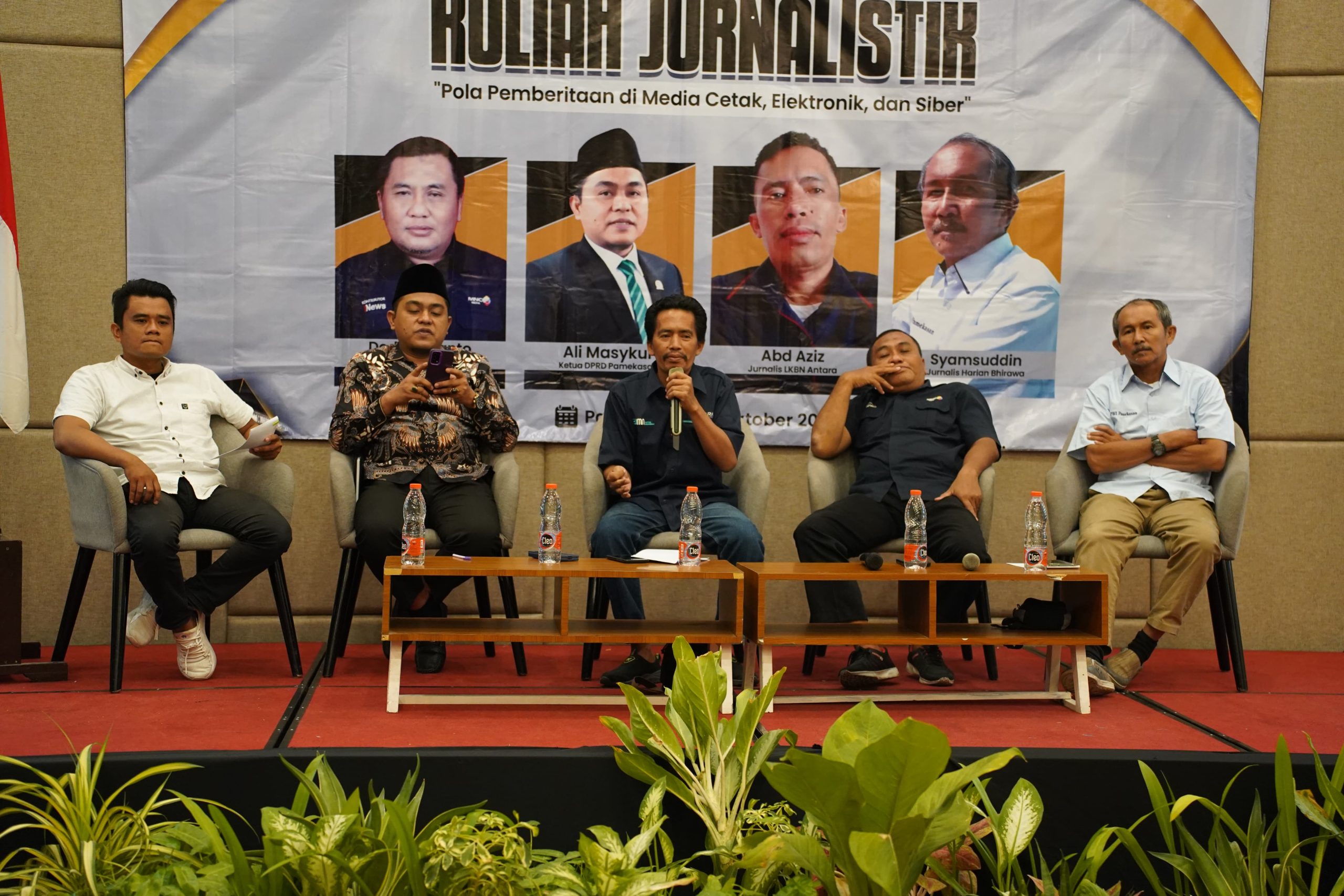 Jurnalis LKBN Antara, Abd Aziz saat menyampaikan materi di acara Kuliah Jurnalistik.