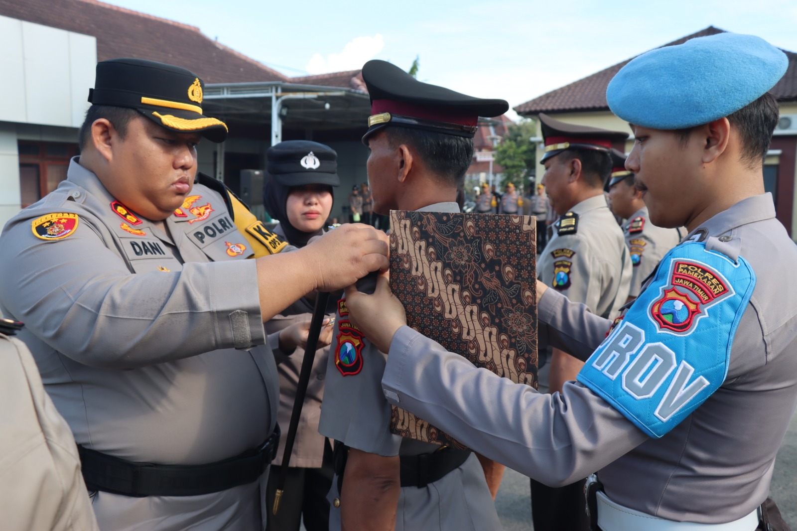 Kapolres Pamekasan AKBP Jazuli Dani Iriawan saat memimpin acara serah terima jabatan Pejabat Utama Polres Pamekasan.