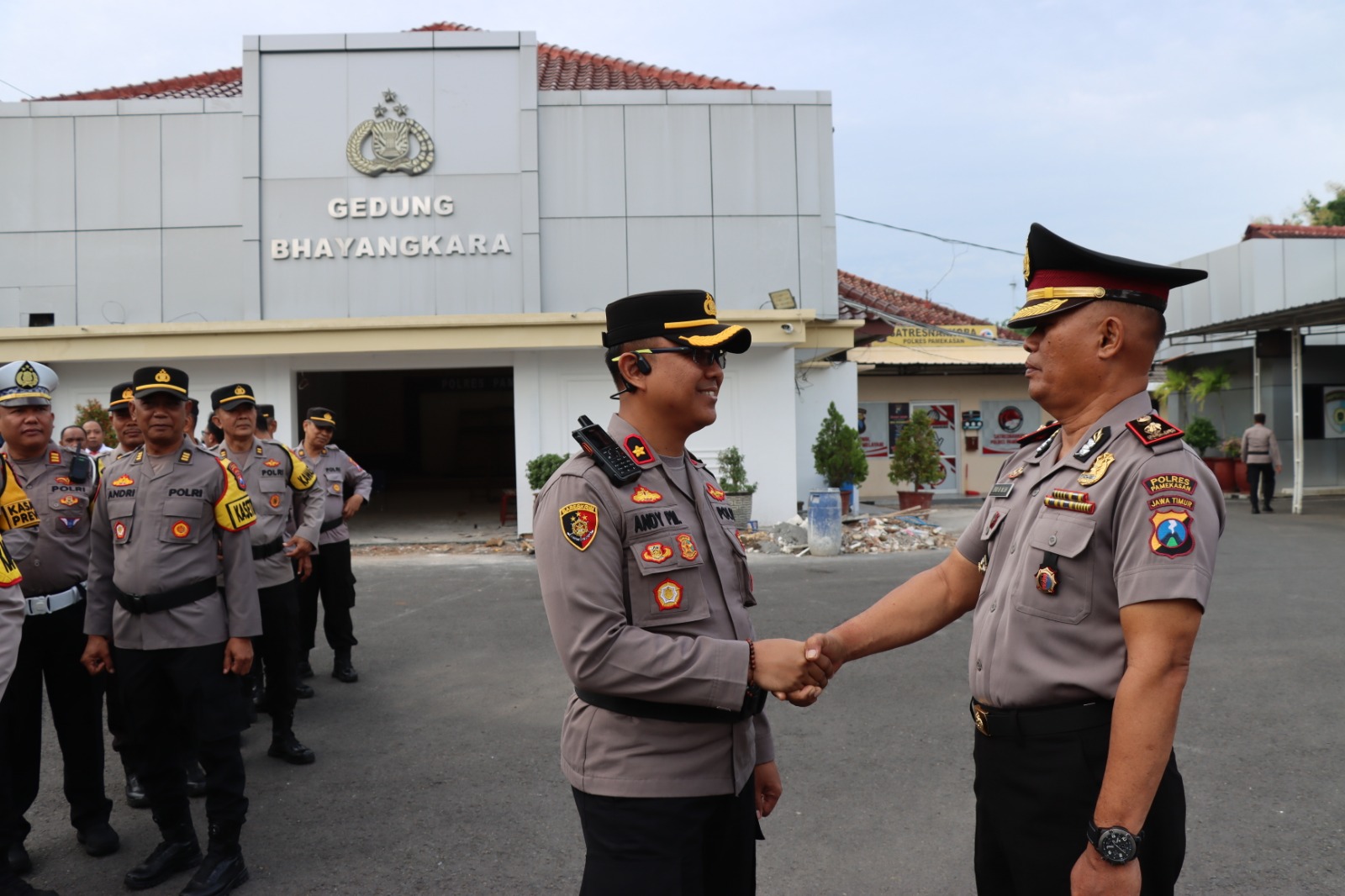Wakapolres Pamekasan Kompol Andy Purnomo memberikan ucapan selamat kepada anggota polres Pamekasan.