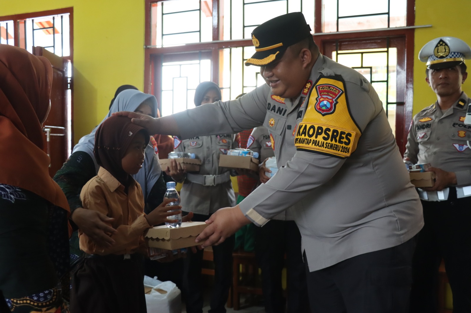 Ket Foto: Kapolres Pamekasan, AKBP Jazuli Dani Iriawan bagikan makan siang gratis untuk pelajar SLB.