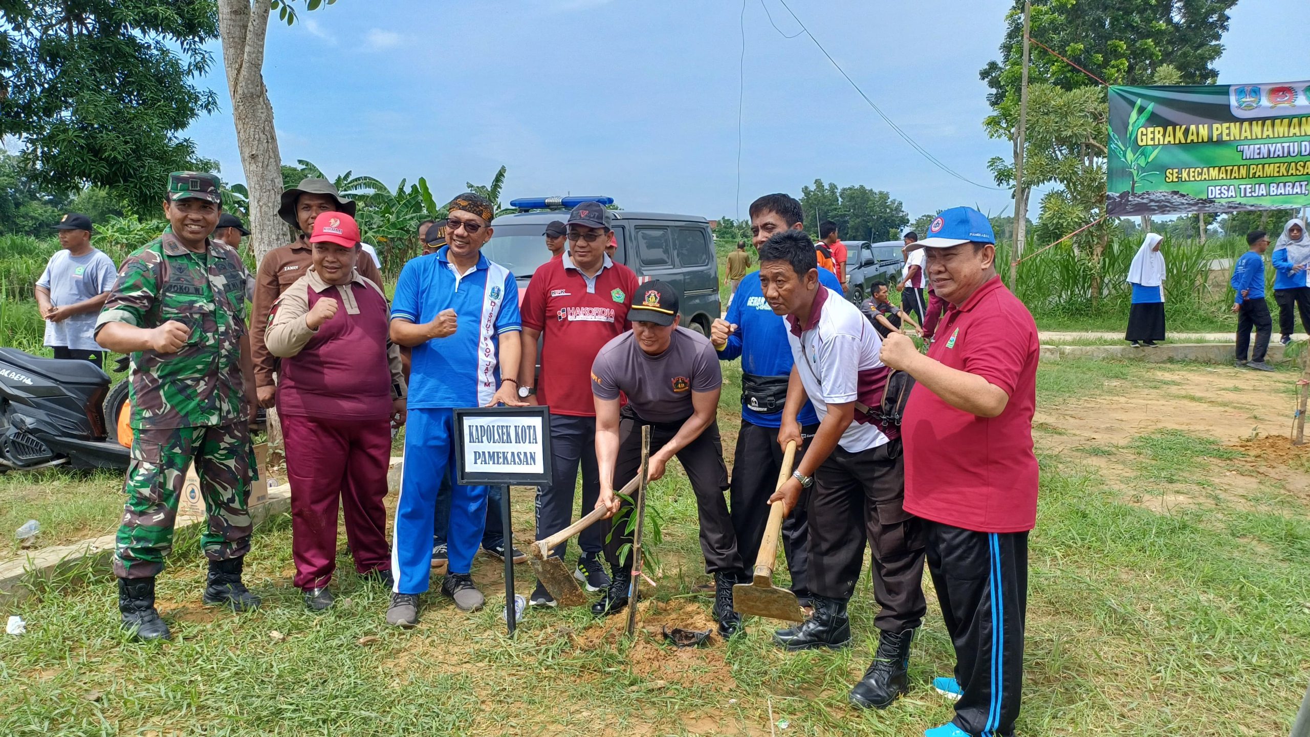 Ket Foto: suasana penanaman bibit pohon.
