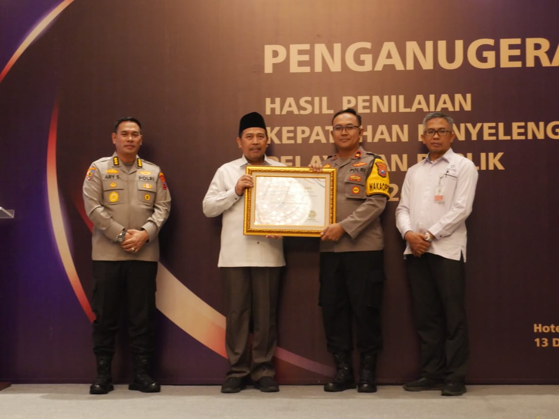 Ket Foto: Wakapolres Pamekasan Kompol Andy Purnomo saat menerima penghargaan dari ombudsman.