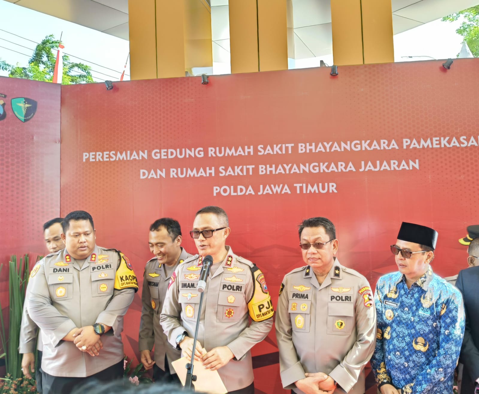 Ket Foto: Kapolda Jatim, Irjen Pol Imam Sugianto didampingi Jajarannya saat Konferensi Pers usai meresmikan Gedung RS Bhayangkara Pamekasan, Jalan Raya Nyalaran, Kelurahan Kowel, Pamekasan.