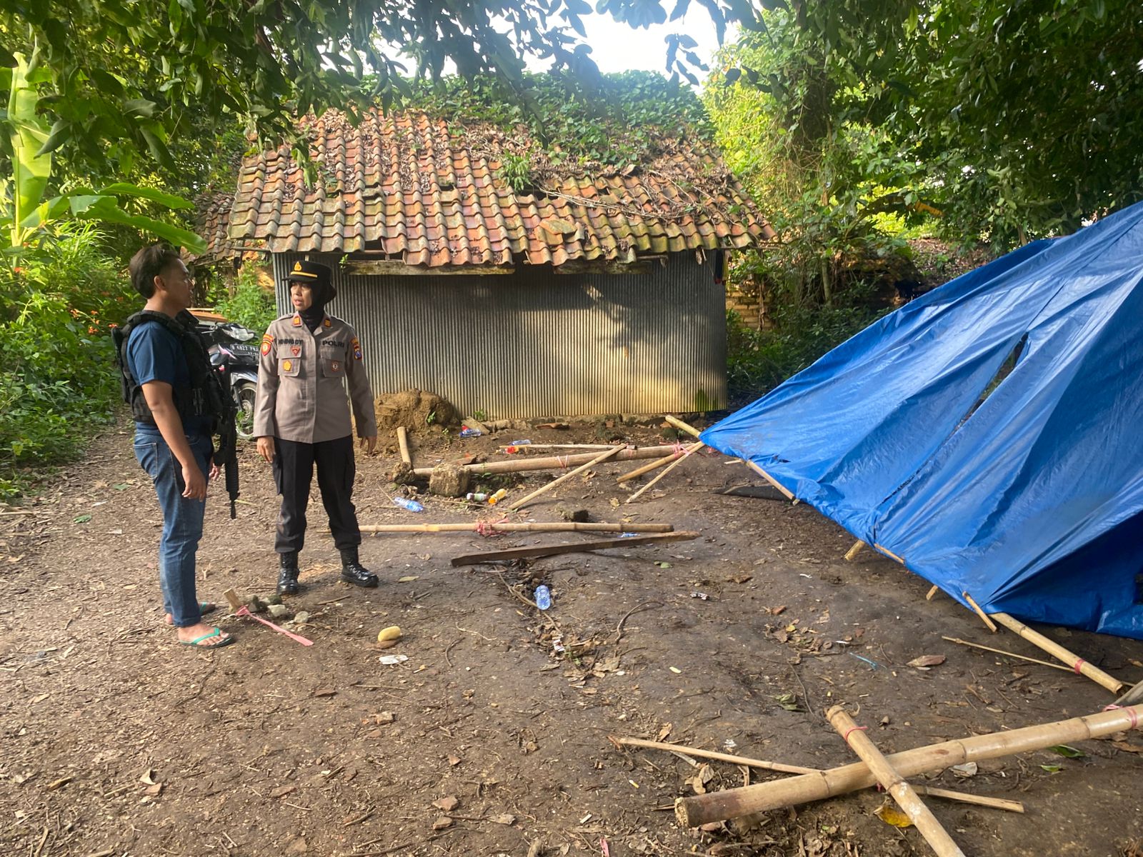 Ket Foto: Personil Kepolisian saat membongkar arena judi sabung ayam.