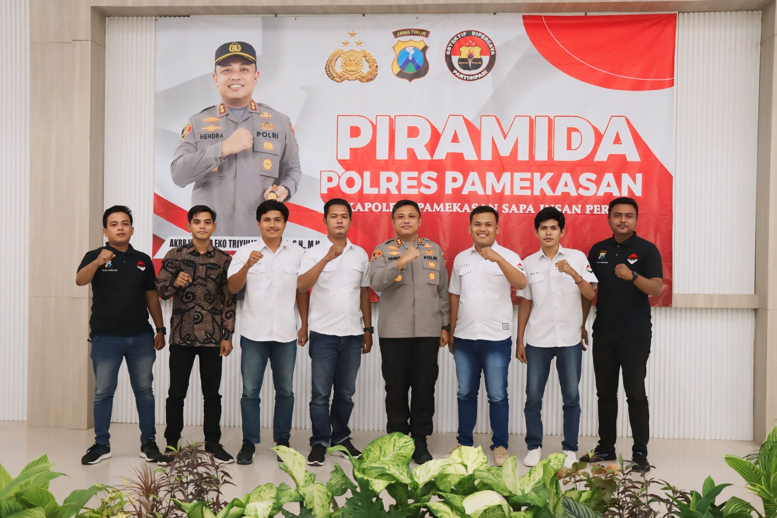Ket Foto: Kapolres Pamekasan AKBP Hendra Eko Triyulianto saat melakukan sesi foto bersama dengan Jurnalis Center Pamekasan.