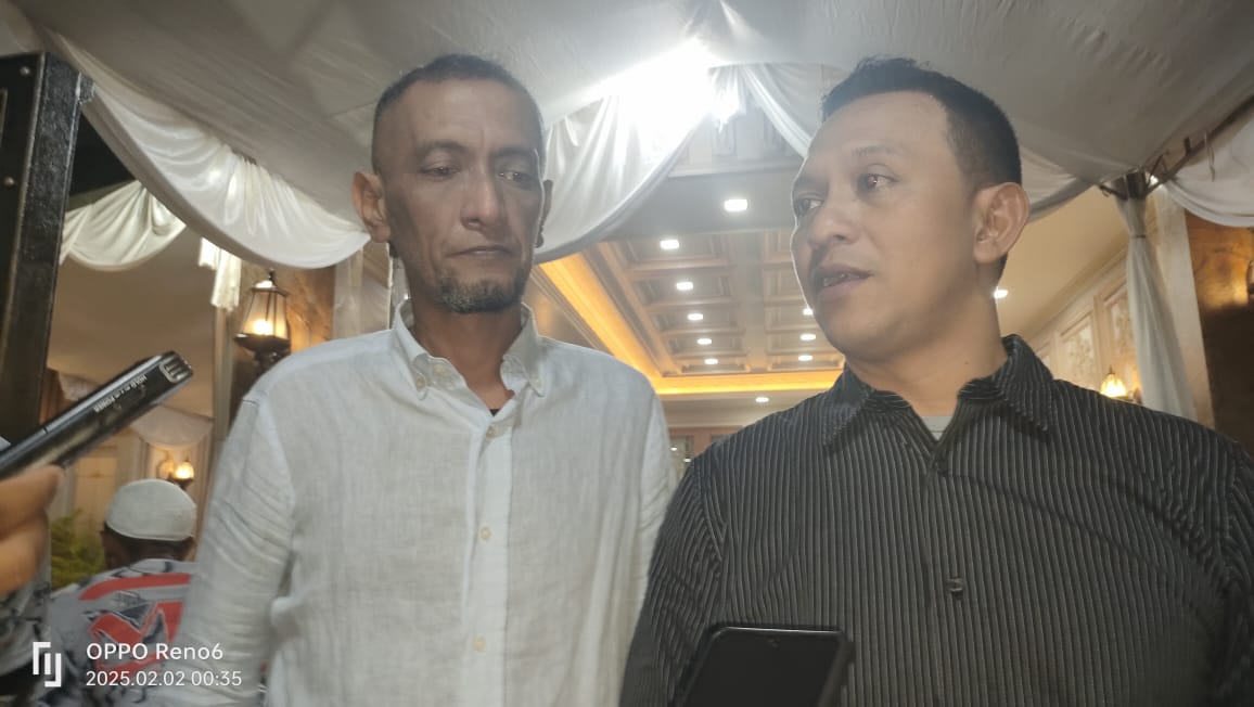 Ket Foto: Habib Ali Zainal Abidin didampingi saudaranya saat diwawancarai awak media usai acara tahlil 40 Hari Hj. Ainun Bani.