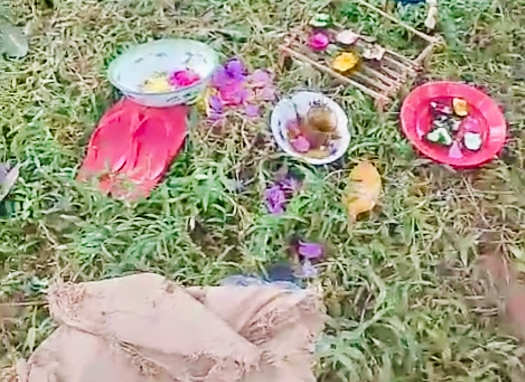 Ket Foto: Sepasang sandal warna merah dan karung kosong yang diduga milik Nenek Juriyeh yang hilang misterius.