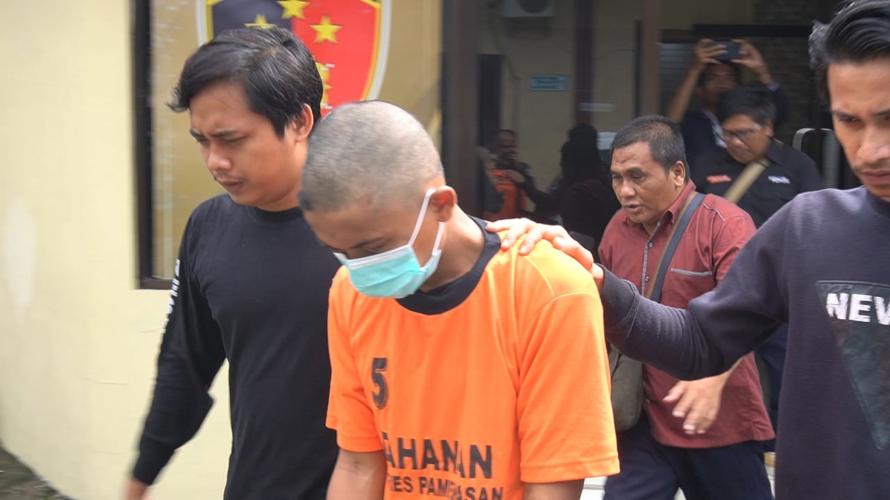 Ket Foto: Tersangka saat diamankan oleh Satreskrim Polresta Pamekasan.