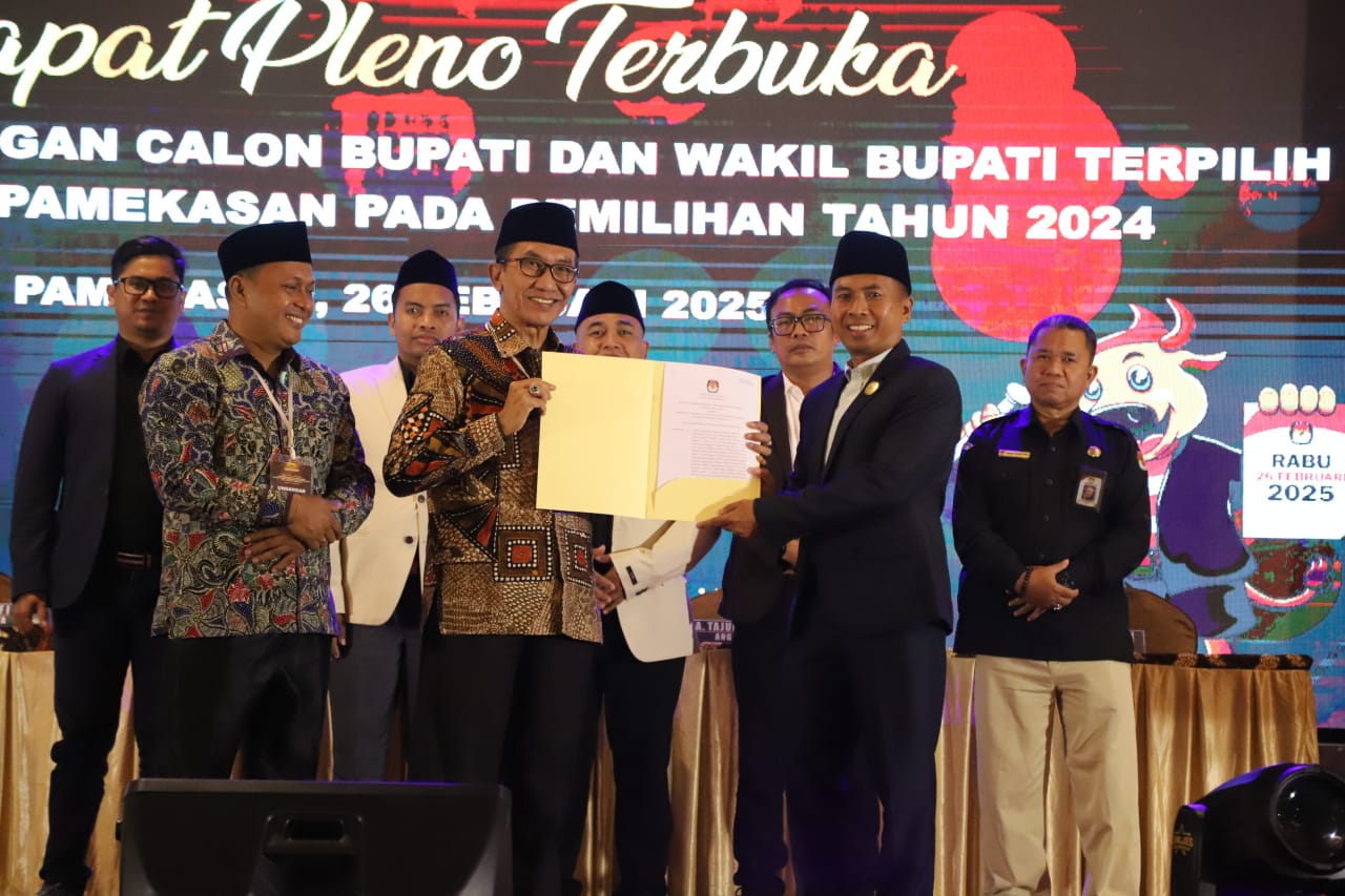 Bupati terpilih KH. Kholilurrahman dan Wabup Terpilih Sukriyanto menerima SK penetapan dari Ketua KPU Pamekasan 