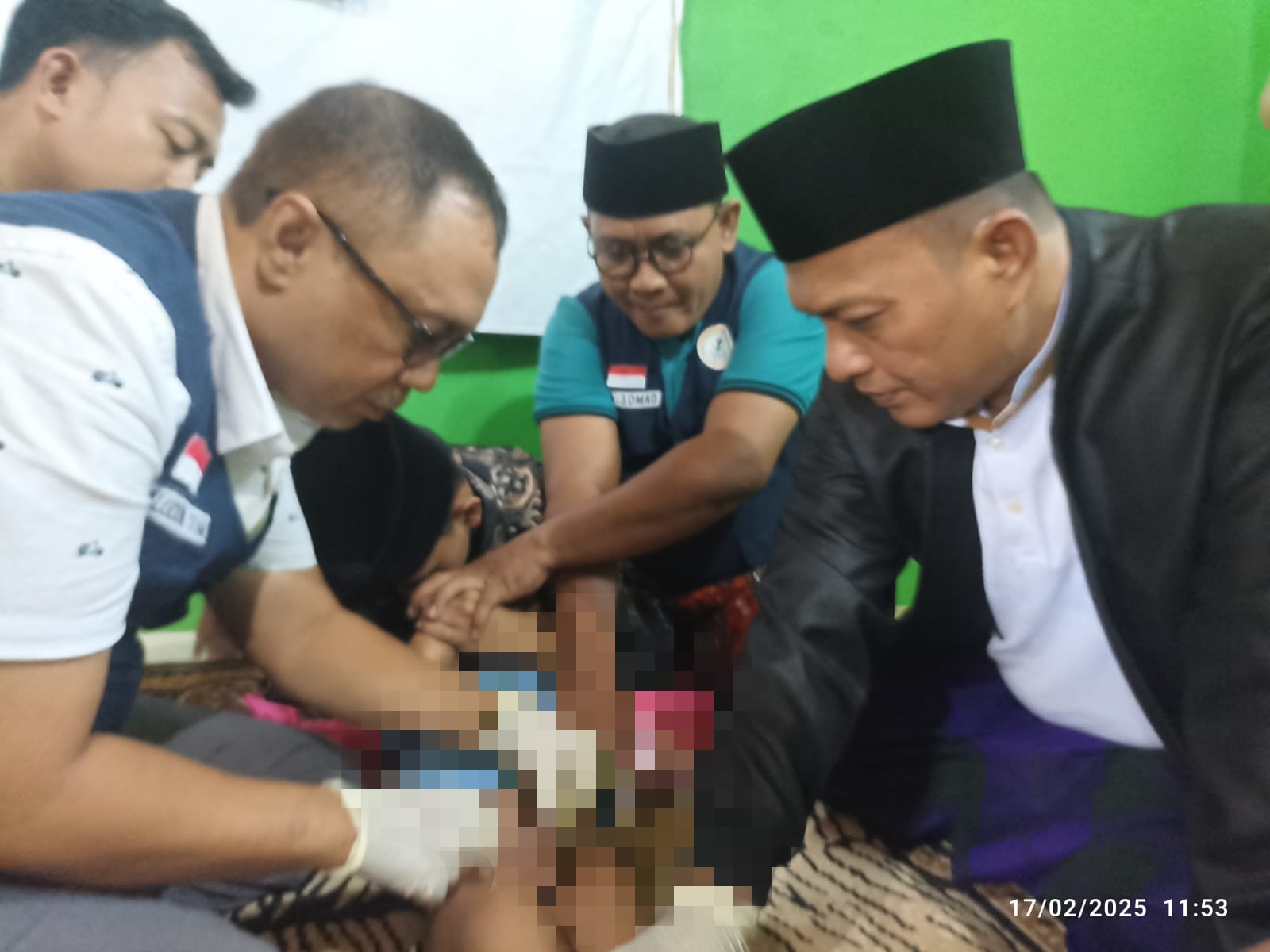 Ket Foto: Tim Yayasan Pamekasan Sehat Bersih Barokah bersama Wabup Terpilih khitan anak secara gratis.