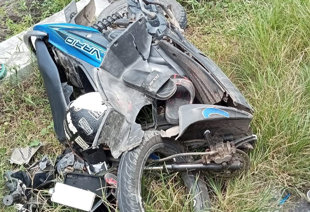 Sepeda motor merk Vario warna biru hitam milik pelajar, ringsek usai mengalami tabrakan dengan truk.