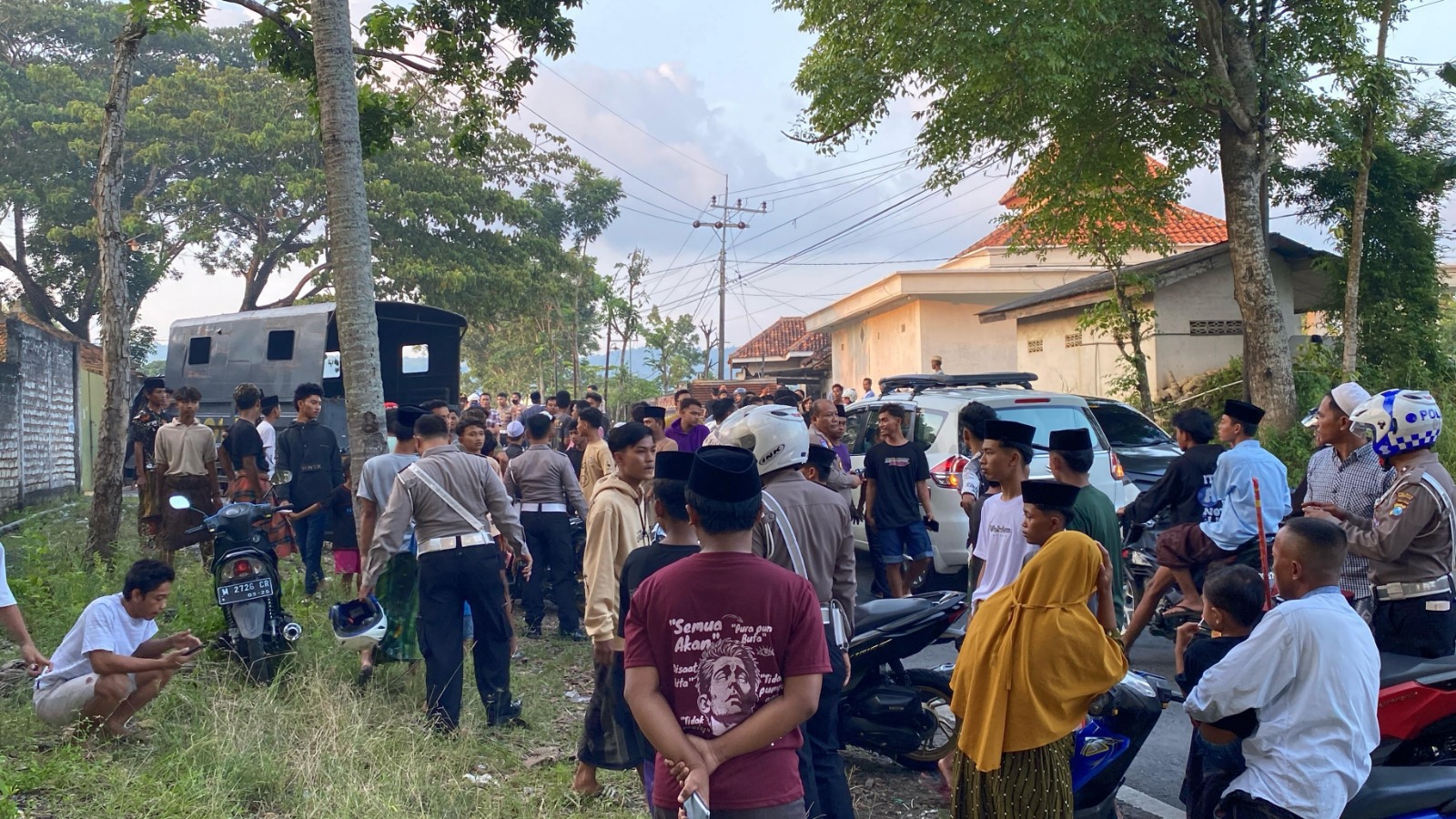 Tim Gabungan Polres Pamekasan saat membubarkan aksi Balap liar di Jalan Raya Pamoroh, Kadur, Pamekasan.