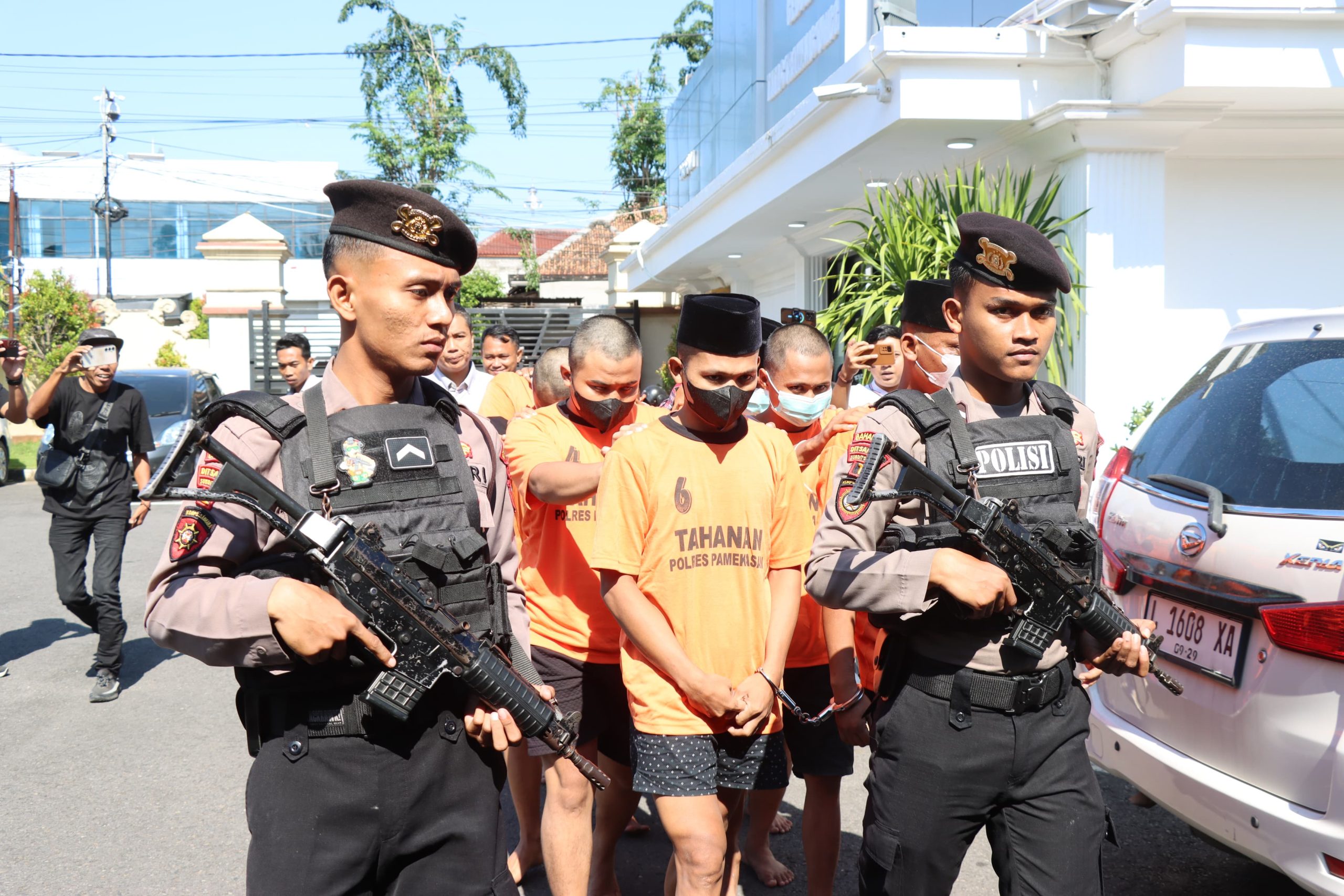 Para tersangka tengah digiring ke Aula Mapolres Pamekasan 