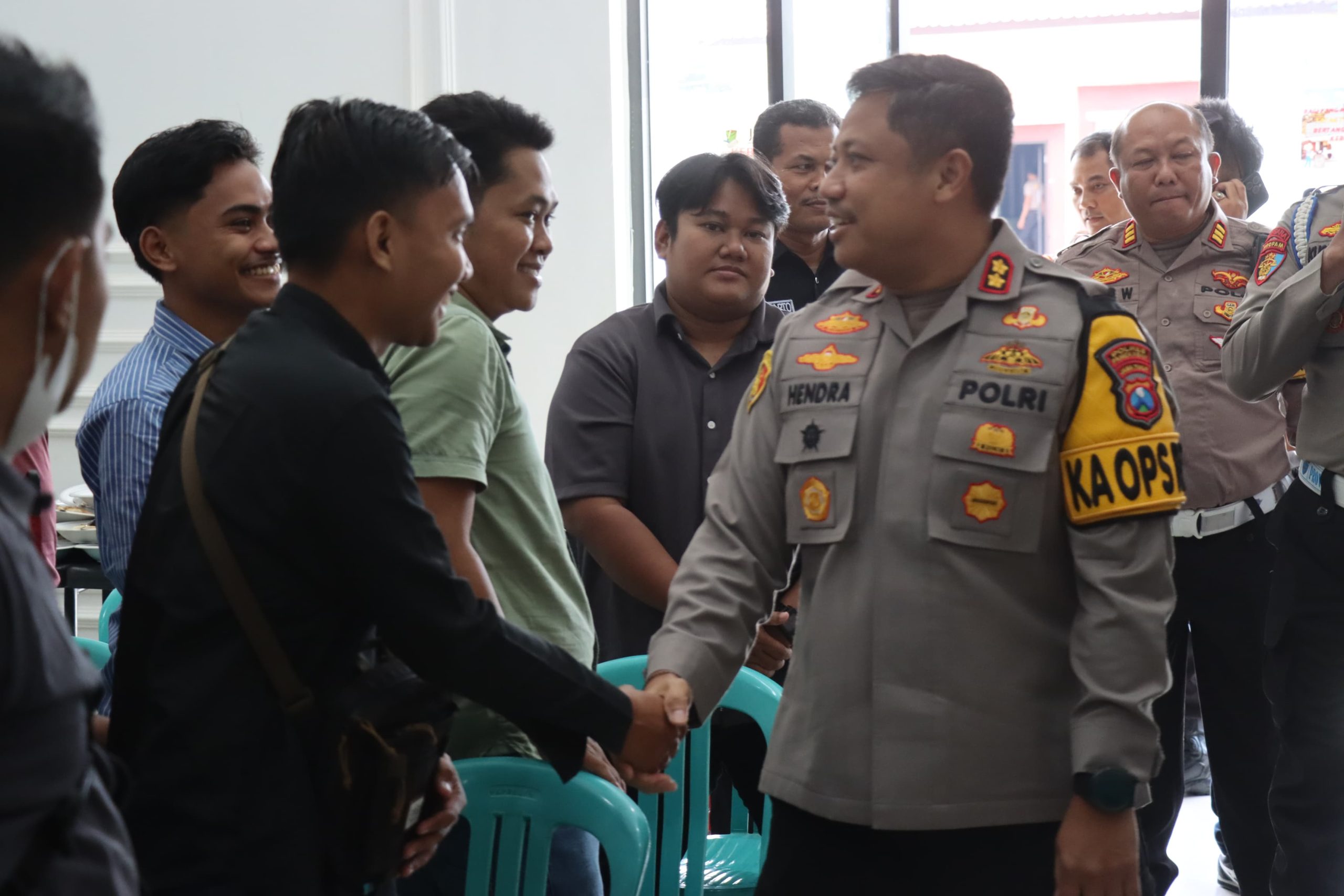 Keterangan foto: Kapolres Pamekasan AKBP Hendra Eko Triyulianto berjabat tangan dengan wartawan pada saat acara halalbihalal.