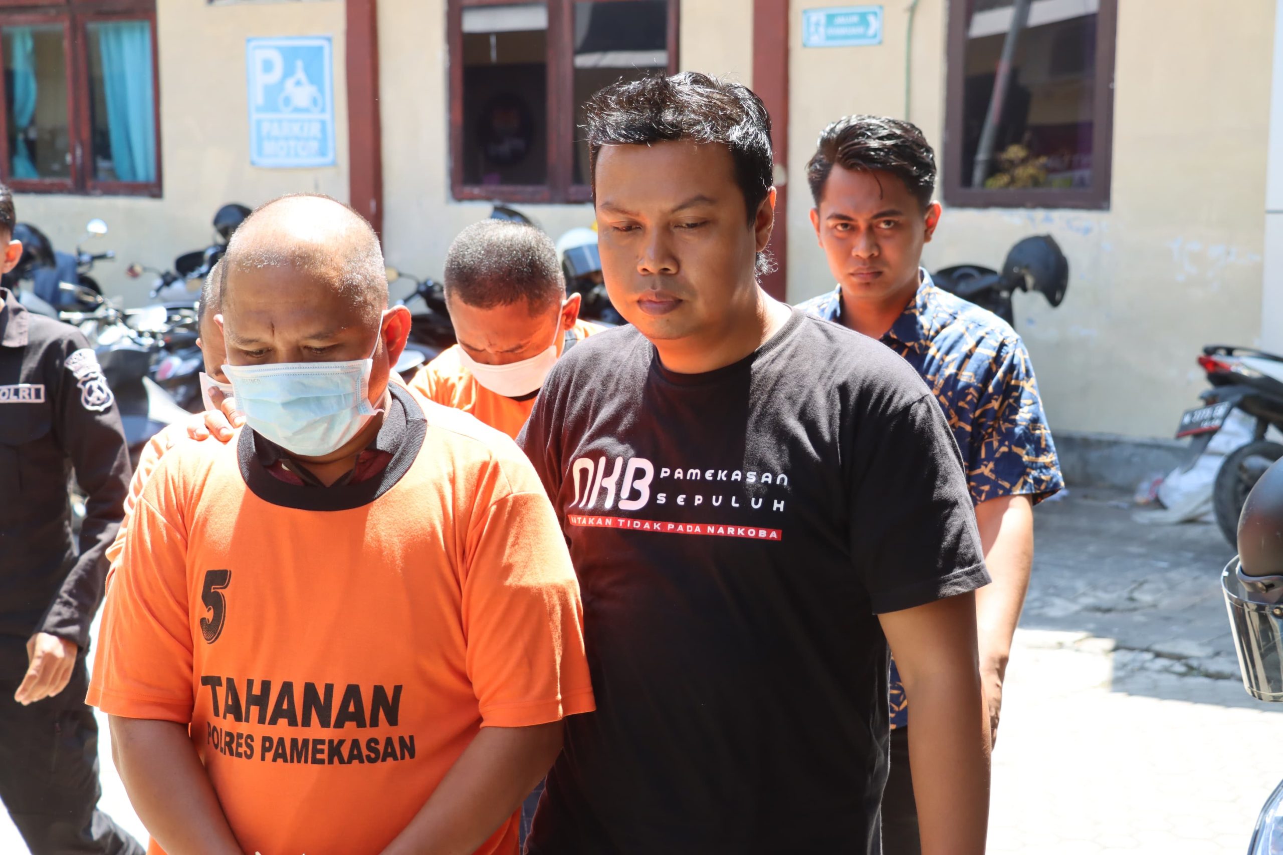 Terduga seorang bandar dan 2 pengedar narkoba digiring ke Aula Mapolres Pamekasan.