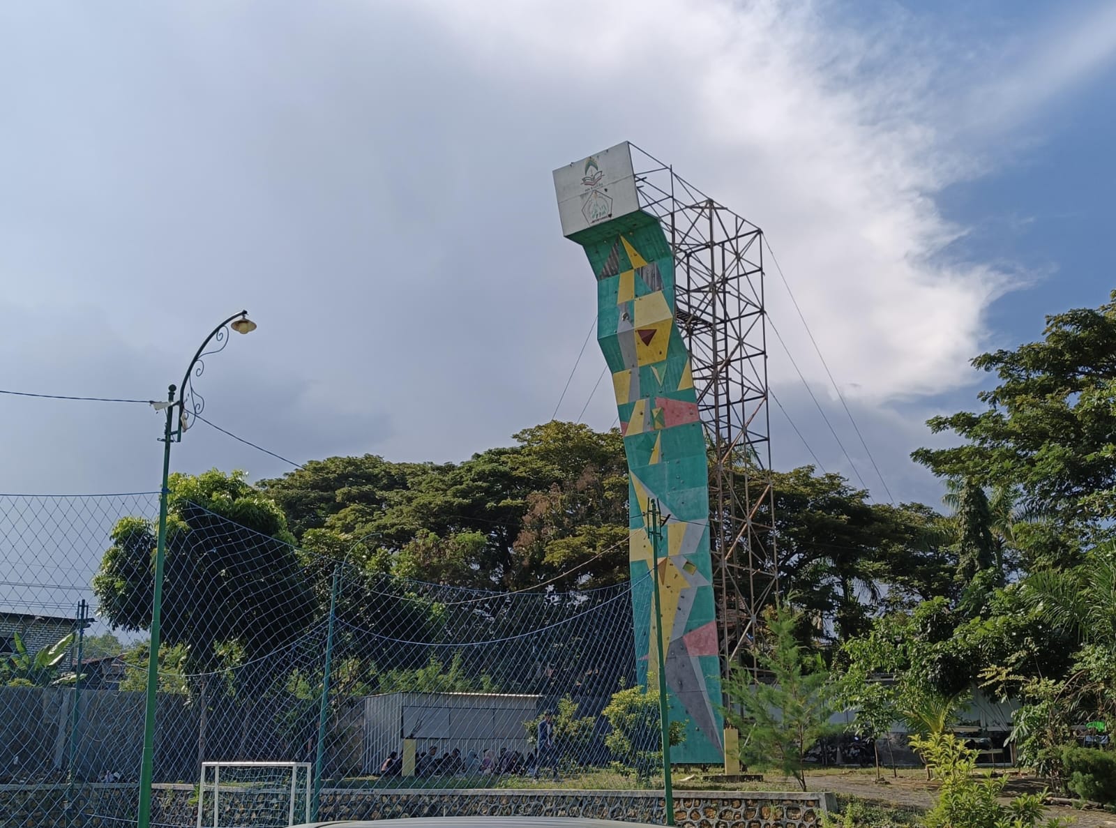 Wall Climbing IAIN Madura yang digunakan oleh Mahasiswa Mastapala