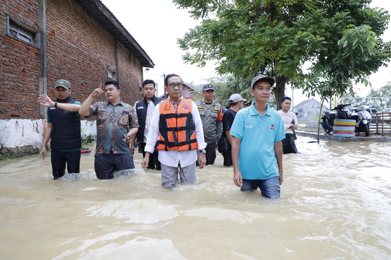 Bupati Pamekasan, KH. Kholilurrahman dan Wakil Bupati (Wabup) Pamekasan, H. Sukriyanto bersama jajarannya meninjau lokasi banjir.