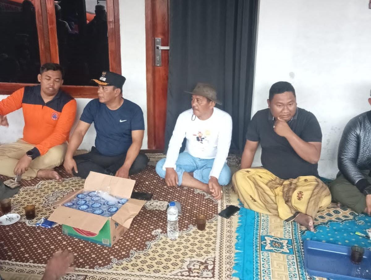 Wabup Pamekasan, Sukriyanto didampingi Plt Kalaksa BPBD dan Camat Pegantenan saat berkunjung ke rumah bocah terhanyut arus sungai.