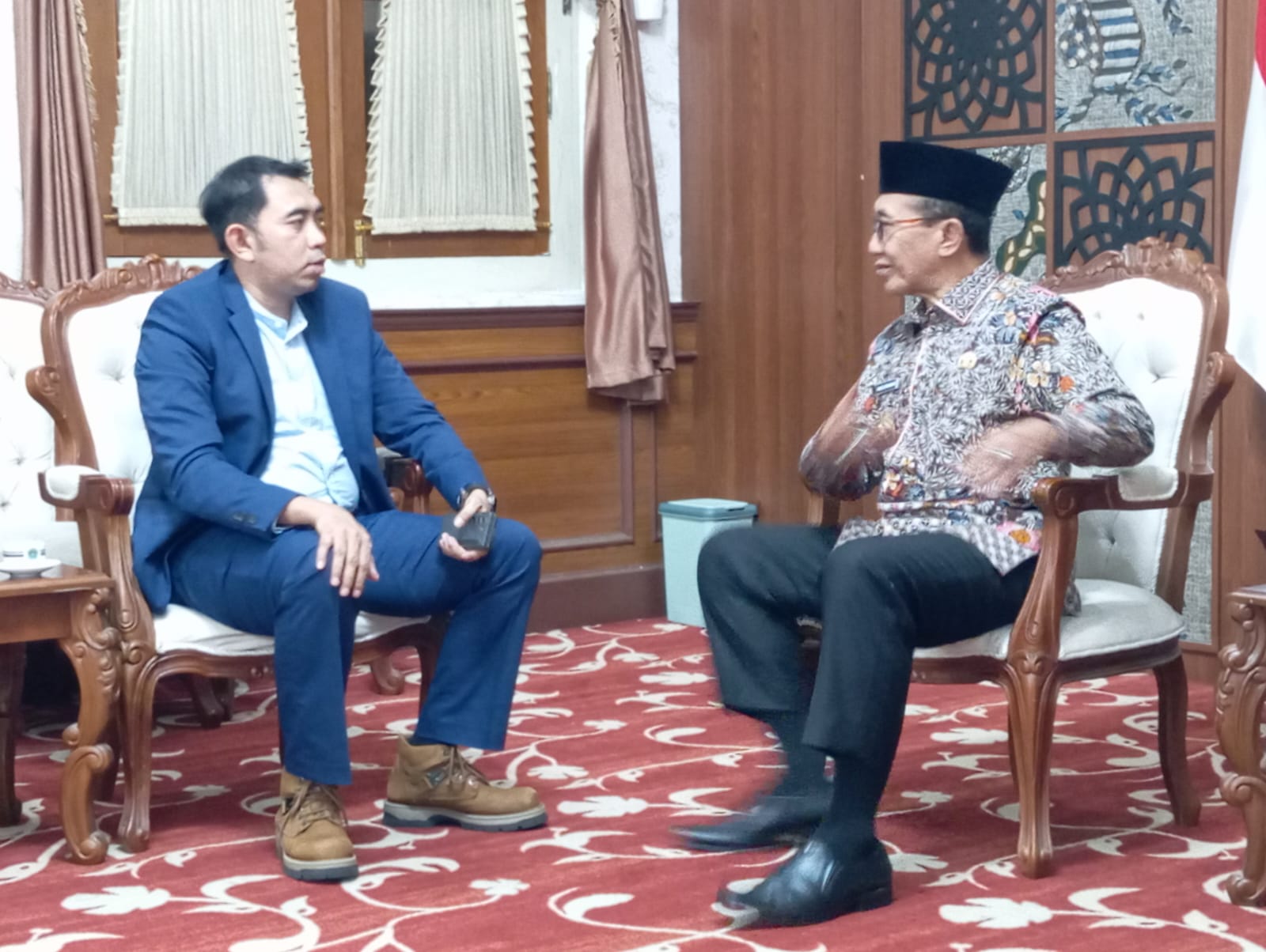 Ket Foto: Bos Migas H. Rudi bersama Bupati Pamekasan, KH. Kholilurrahman di Pendopo Agung Ronggosukowati.