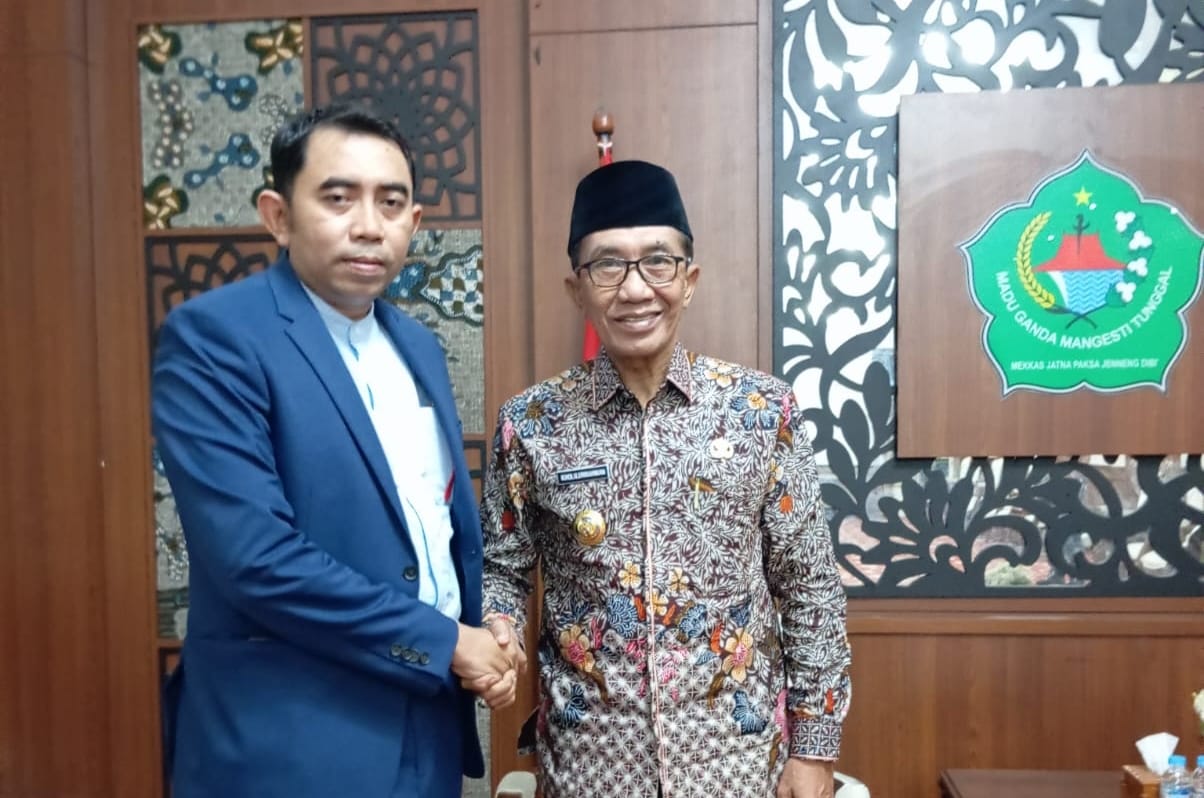 Bos Migas H. Rudi berjabat tangan dengan Bupati Pamekasan.