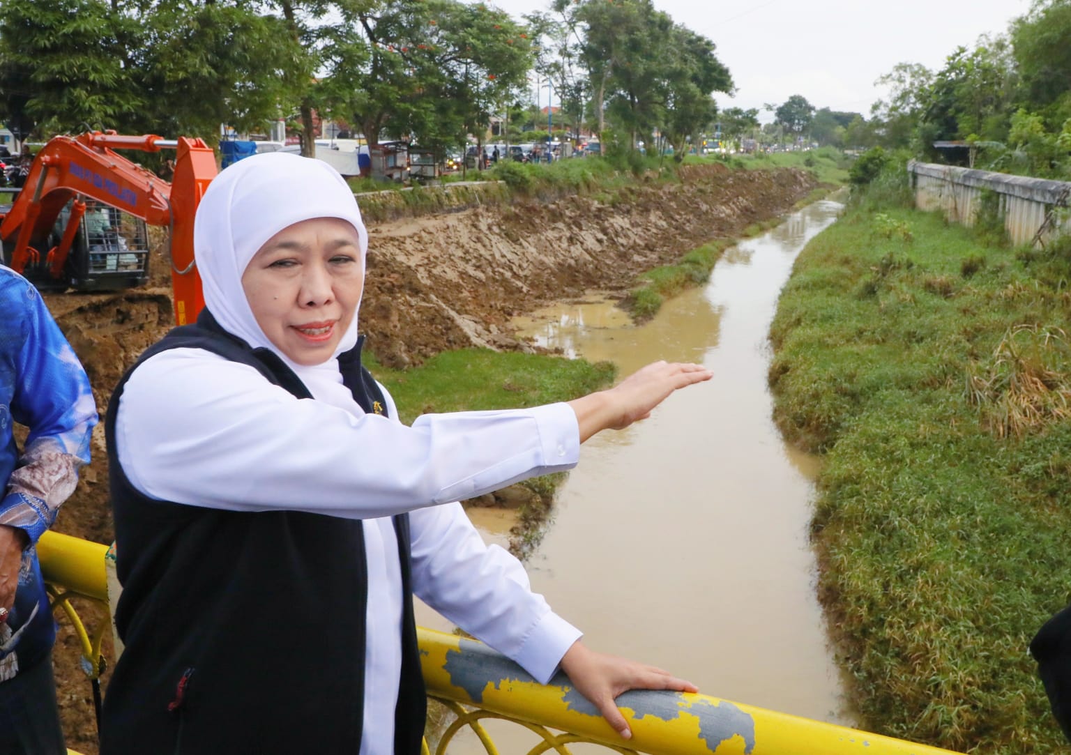Keterangan foto : Gubernur Jawa Timur Khofifah Indar Parawansa bersama Bupati Pamekasan KH. Kholilurrahman meninjau langsung pengerukan Sungai Jombang di Jalan Raya Trunojoyo, Pamekasan, Jumat (23/05).