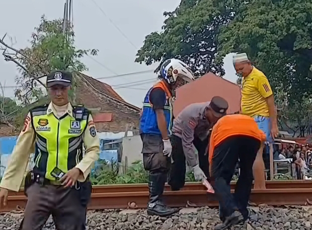 Keterangan foto: Petugas kepolisian tengah melakukan olah TKP di rel underpass Benteng Pancasila, Kota Mojokerto.