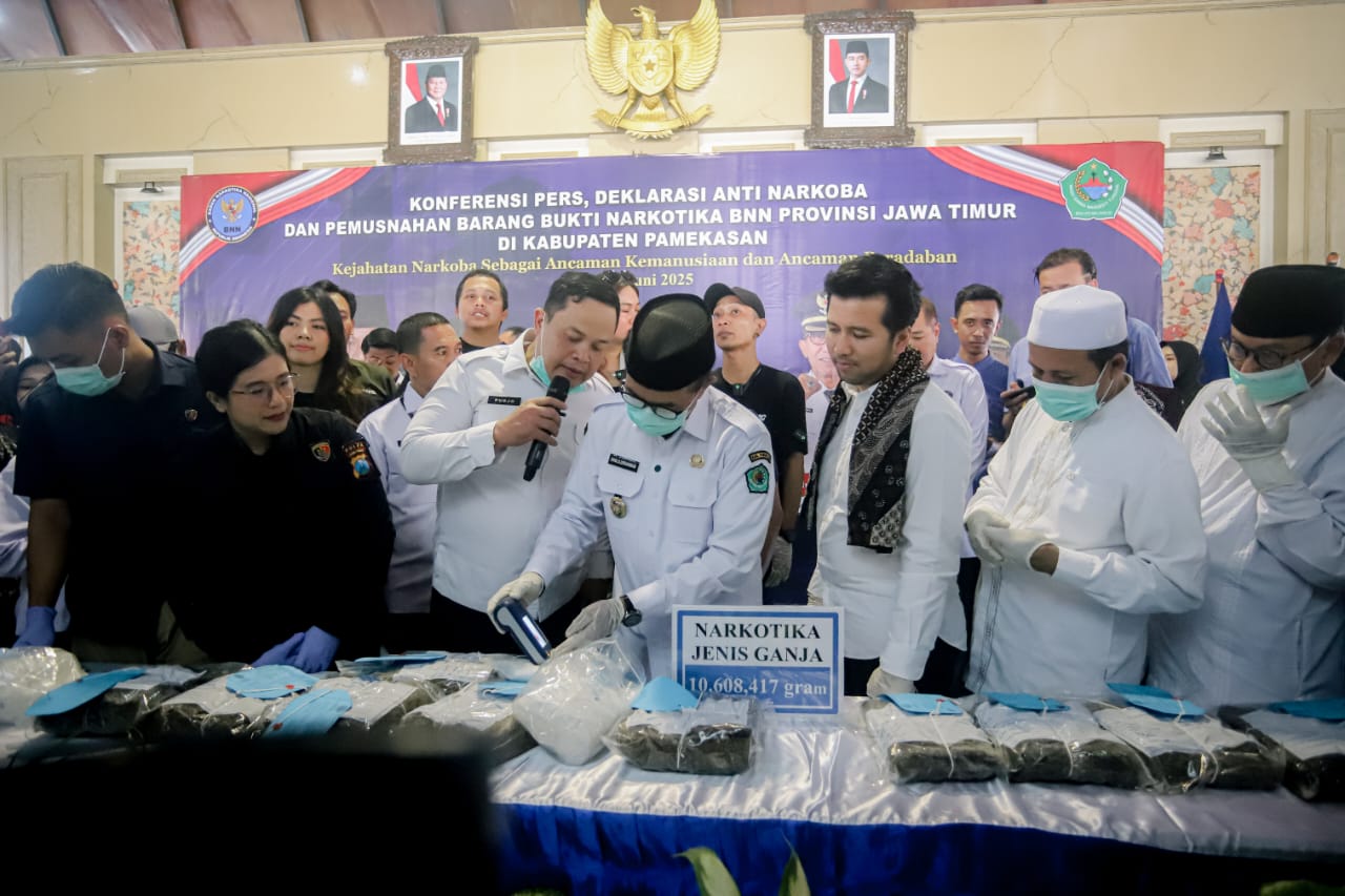 Keterangan foto: Bupati Pamekasan, KH. Kholilurrahman bersama Plt Gubernur Jatim melakukan pendeteksian narkotika yang akan dimusnahkan.