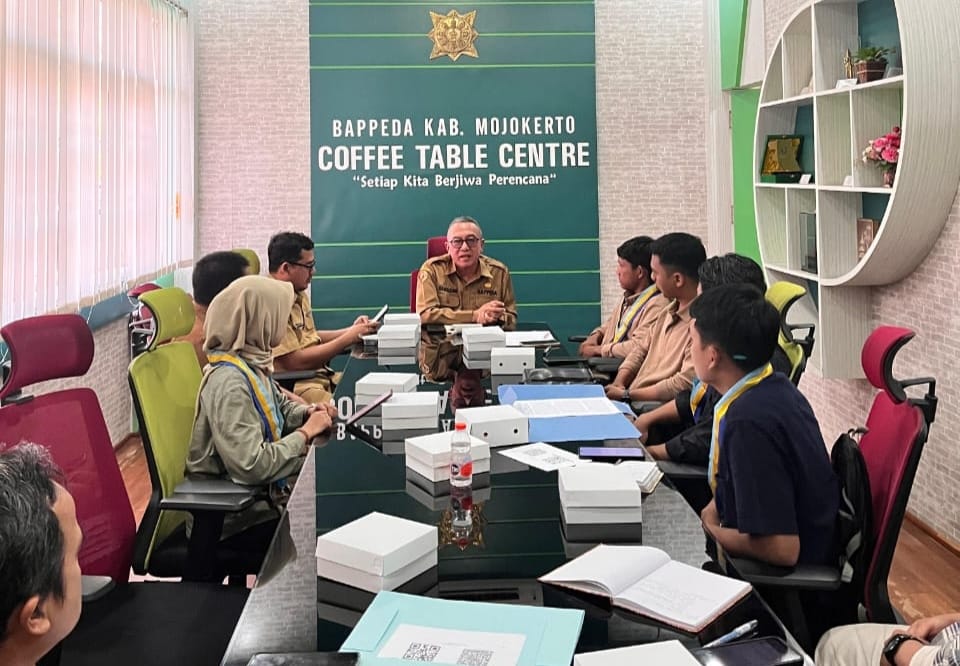 Keterangan foto: Suasana audiensi massa PC PMII Mojokerto di kantor Bappeda setempat.