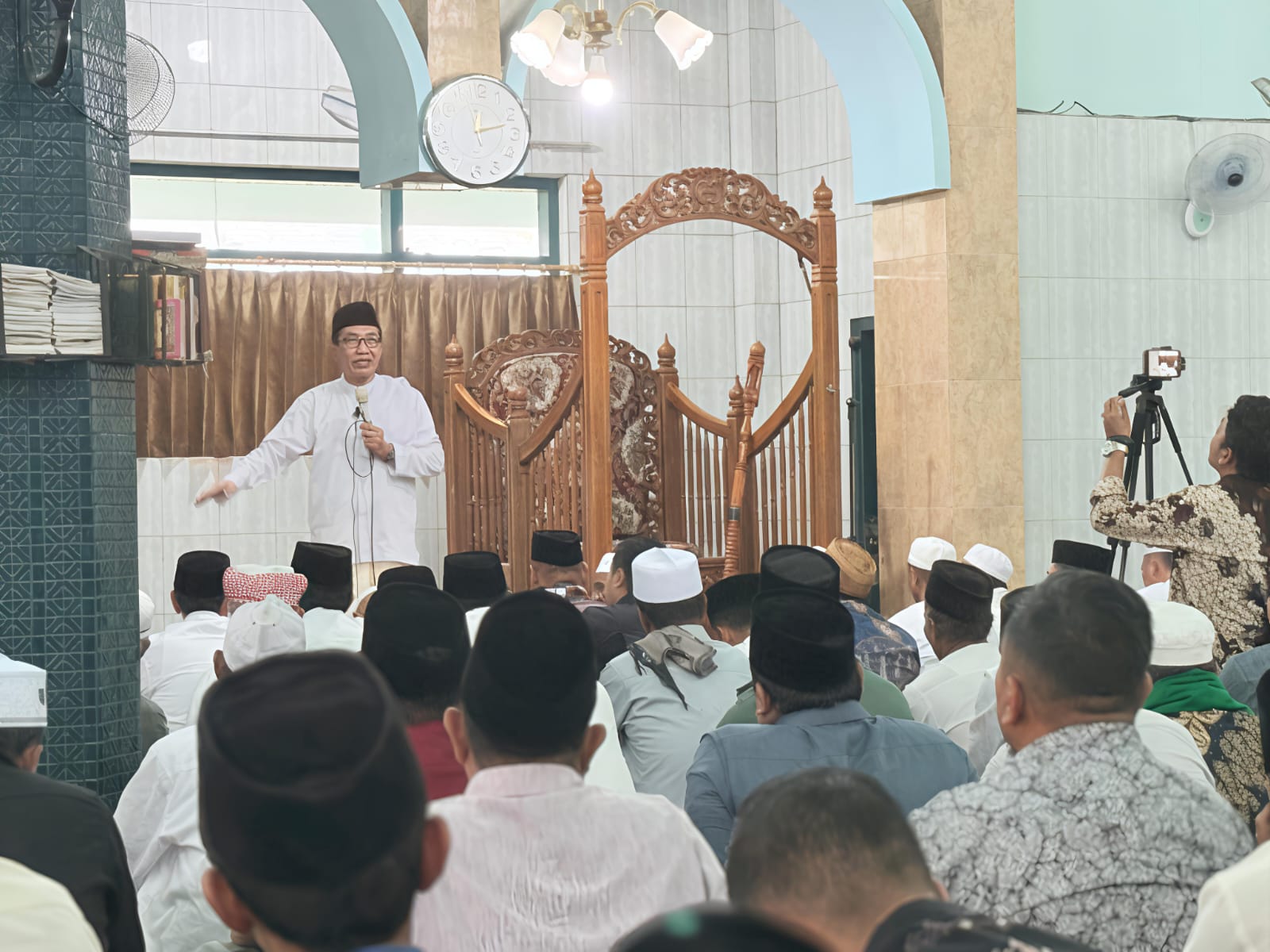 Keterangan foto: Bupati Pamekasan, KH Kholilurrahman saat melakukan Safari Jum’at di Masjid Jamik Nurul Huda Waru, Jumat (13/5/2025). 
